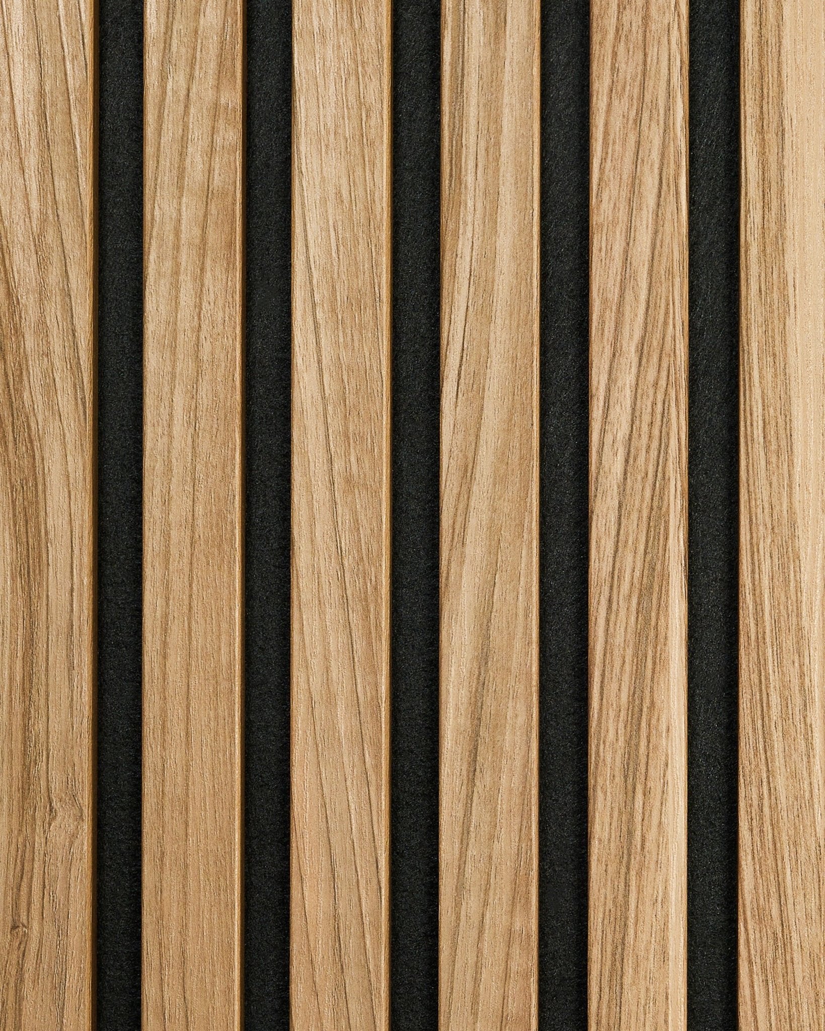 Le Essential | Sample / English Walnut de WoodUpp présente des lattes de vertical Panneau acoustique en noyer naturel avec des interstices black, pour un rendu moderne et minimaliste.
