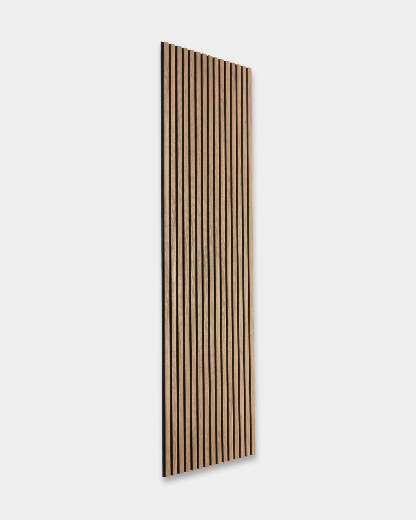 Le Akupanel WoodUpp Essential en noyer anglais, 240 x 60 cm, présente des lattes en bois vertical sur un fond uni gris clair. Un design de panneau acoustique en bois d’inspiration nordique.