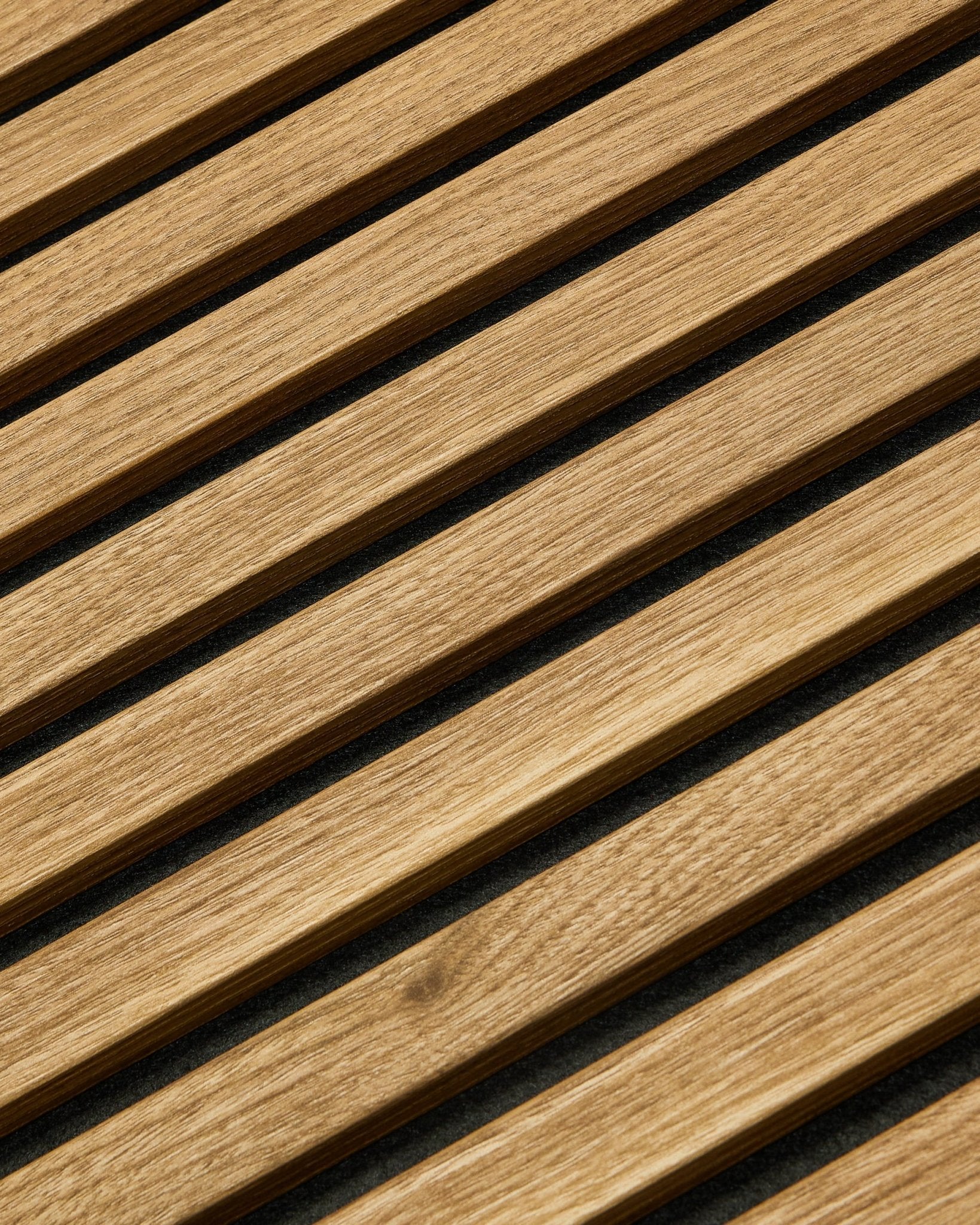 Akupanel Essential Panneau acoustique en chêne anglais par WoodUpp, 240 x 60 cm, avec des lattes diagonales régulièrement espacées sur un fond foncé.