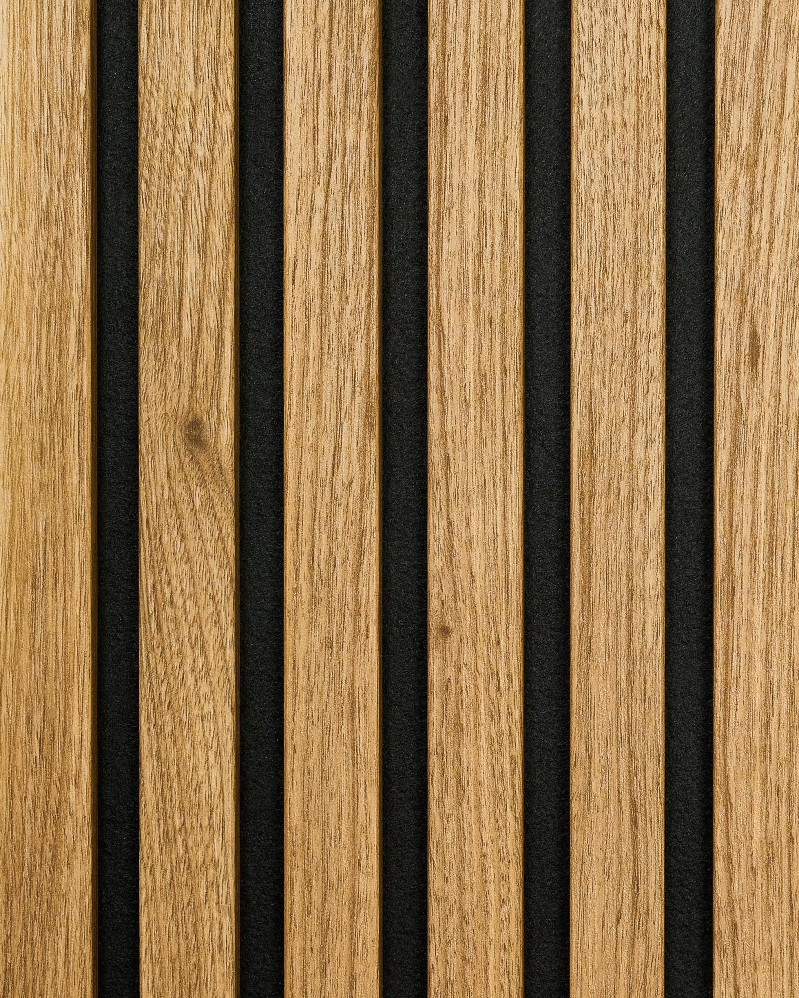 Échantillon Akupanel en English Oak par WoodUpp, avec des lattes en bois verticales, des espaces en feutre black et un veinage natural wood visible.