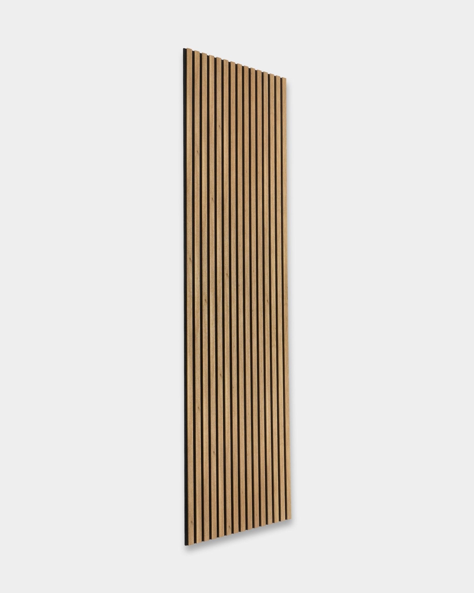 WoodUpp Essential Akupanel en chêne anglais (240 x 60 cm) avec des lattes verticales et un support clair, conçu pour améliorer les performances acoustiques.