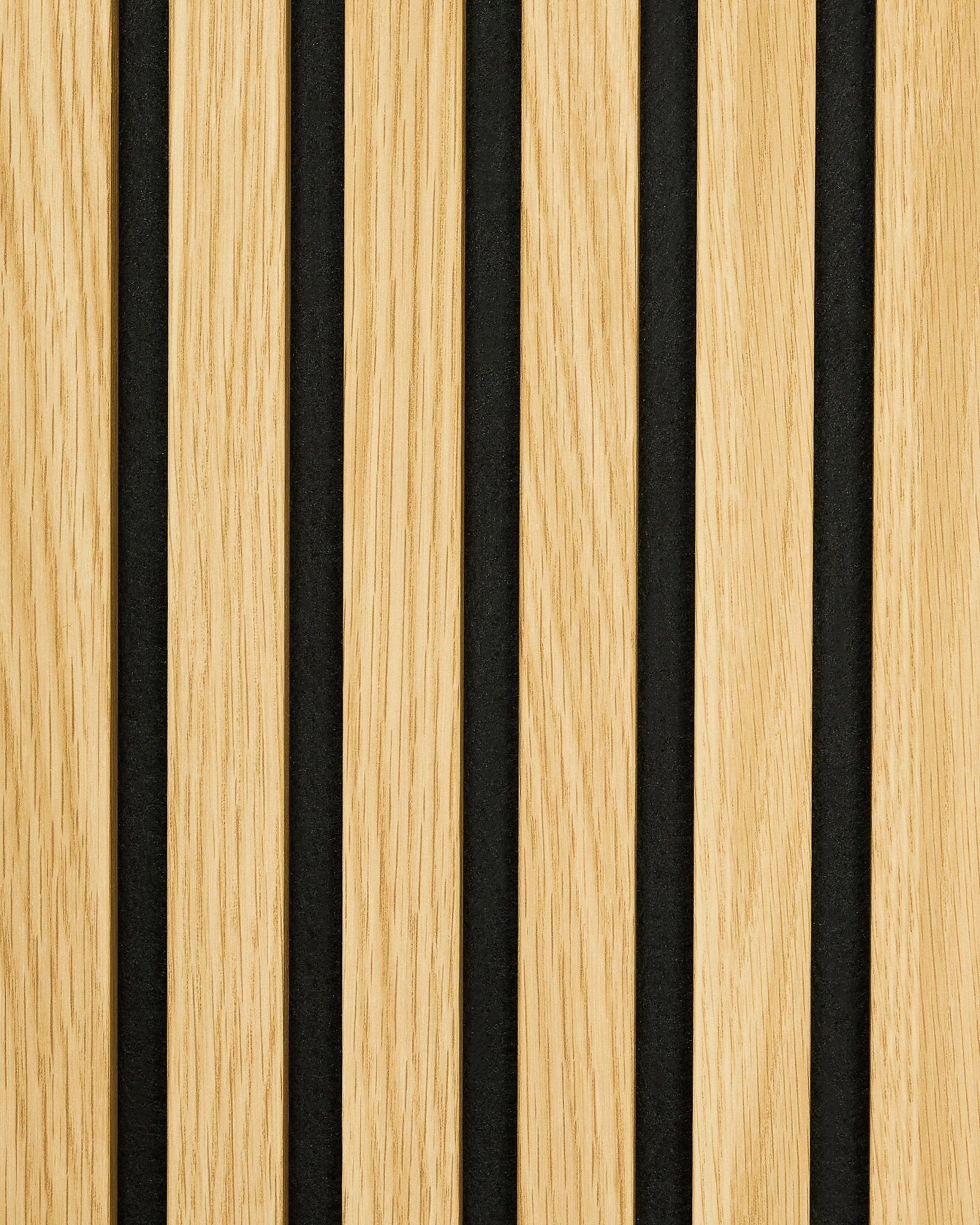 Échantillon de Akupanel Panneau acoustique en chêne Southern Oak, avec des lattes verticales en bois clair et des interstices black réguliers, pour un rendu rayé minimaliste d’inspiration nordique.
