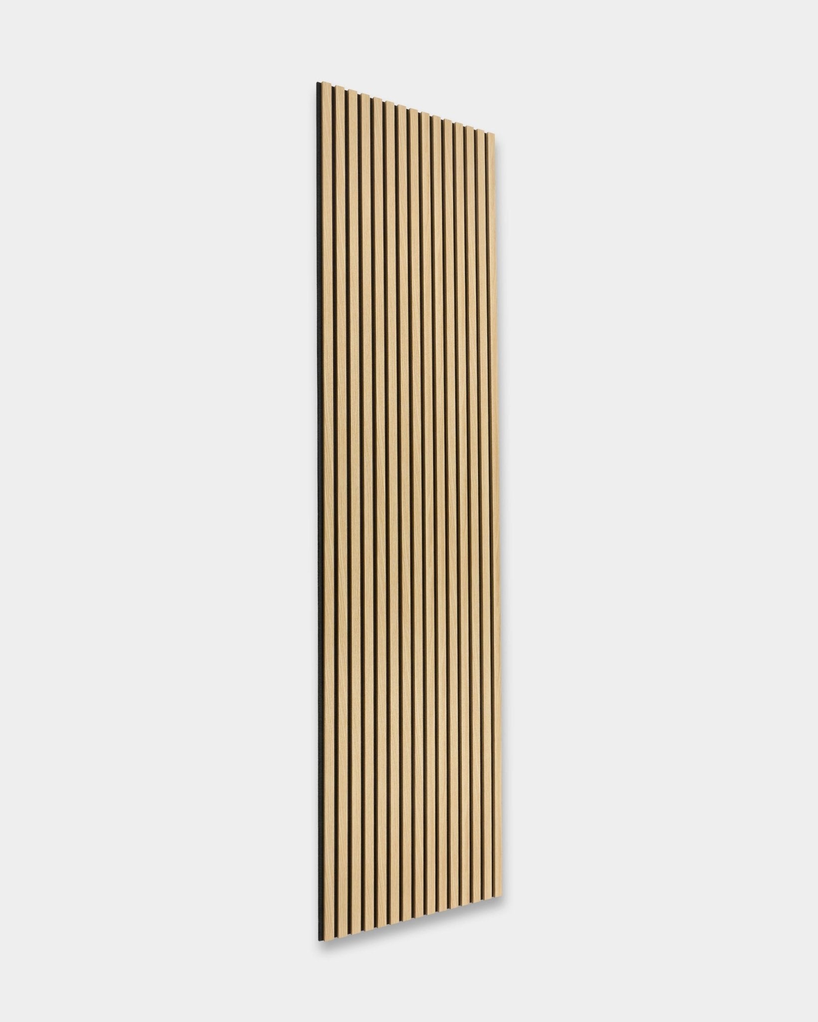 WoodUpp Akupanel The Essential en chêne du Sud, un panneau Panneau acoustique nordique de 240 x 60 cm avec des rainures vertical black et un design en lattes de bois.