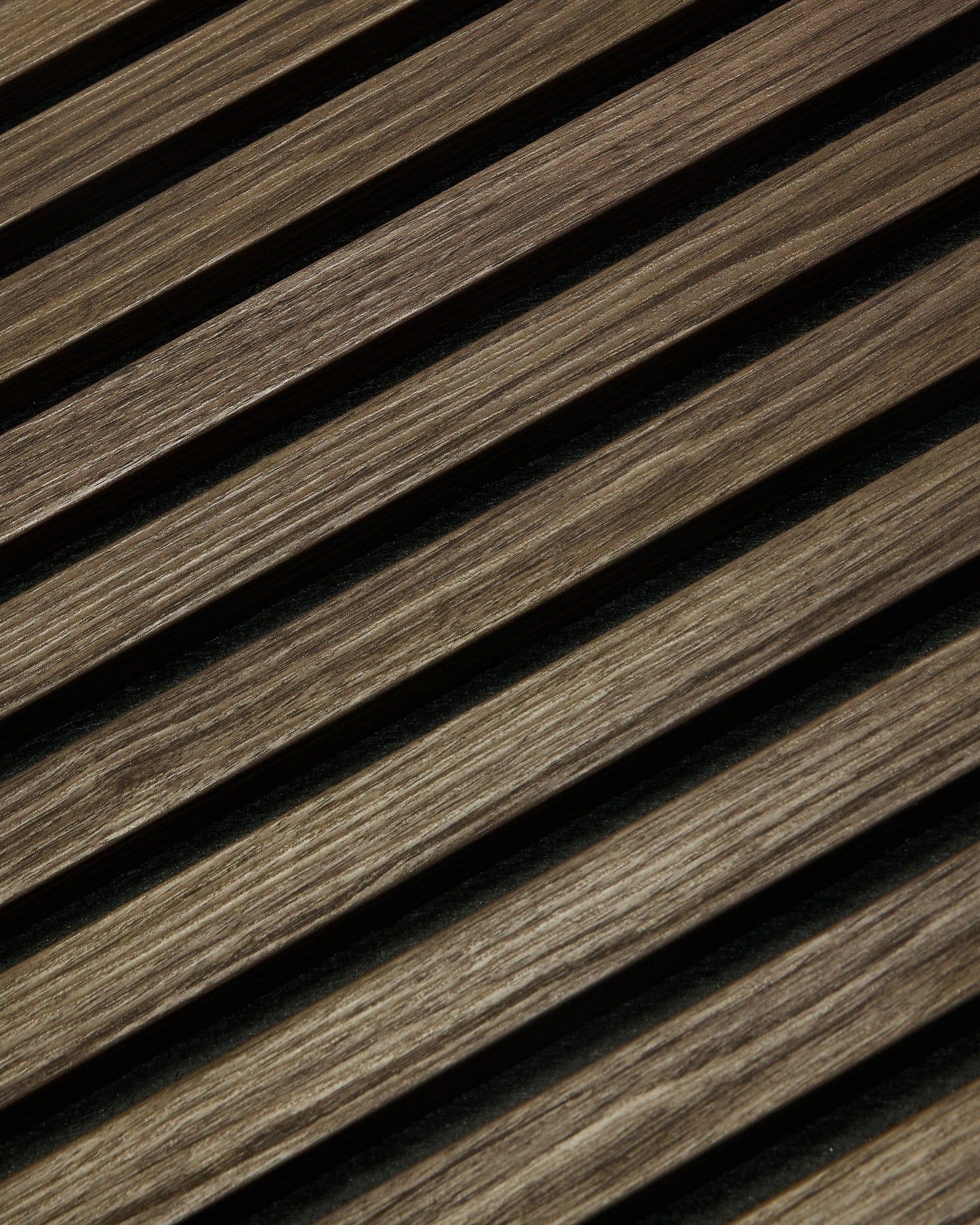 Gros plan sur le WoodUpp Essential Akupanel en Black Oak, 240 x 60 cm, avec des lattes de bois en diagonale au veinage visible, conçu pour améliorer l’acoustique.