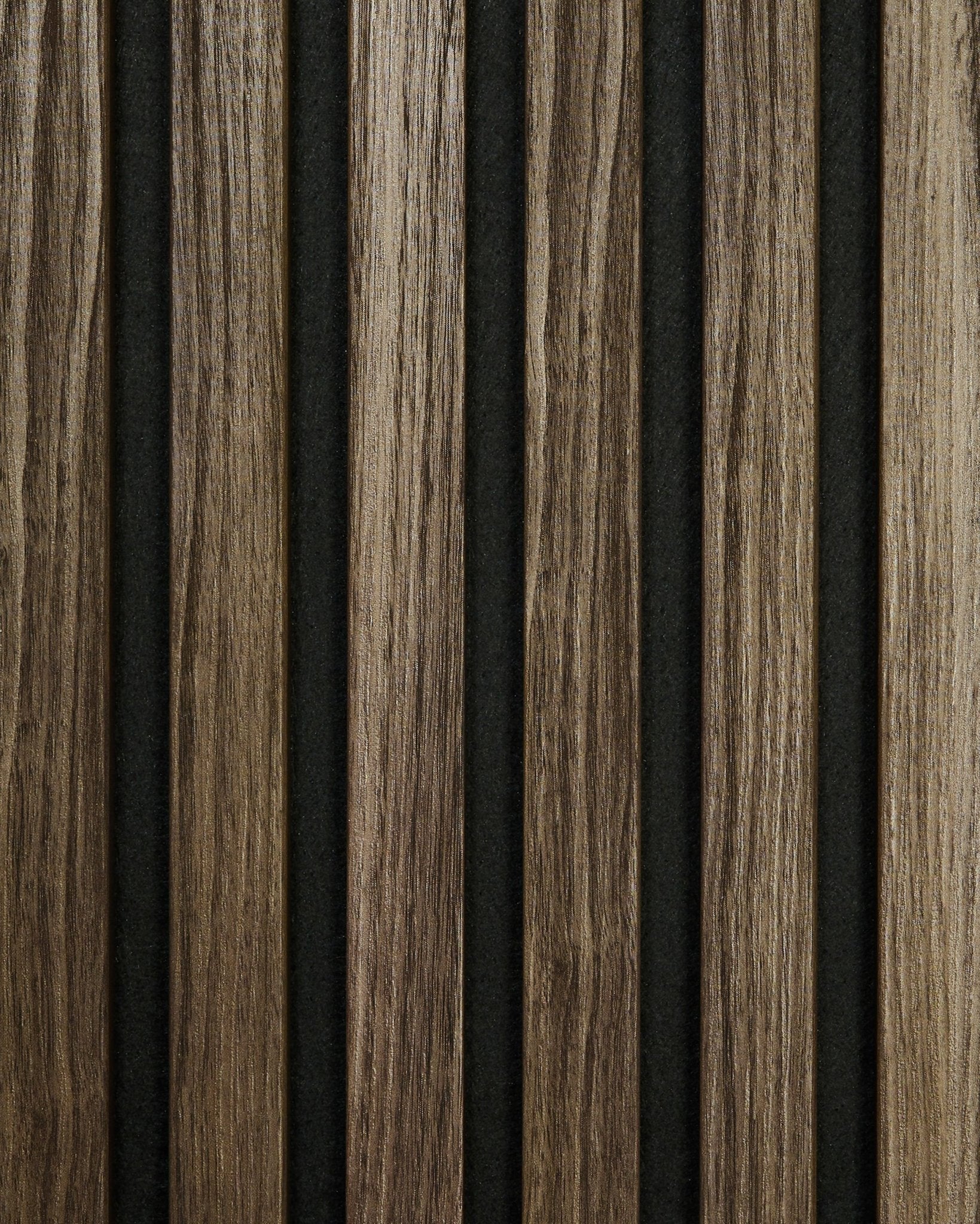 L’échantillon Akupanel en Black Oak de WoodUpp présente des lattes en bois vertical sur un fond sombre, mettant en valeur le veinage du bois dans un style minimaliste nordique.