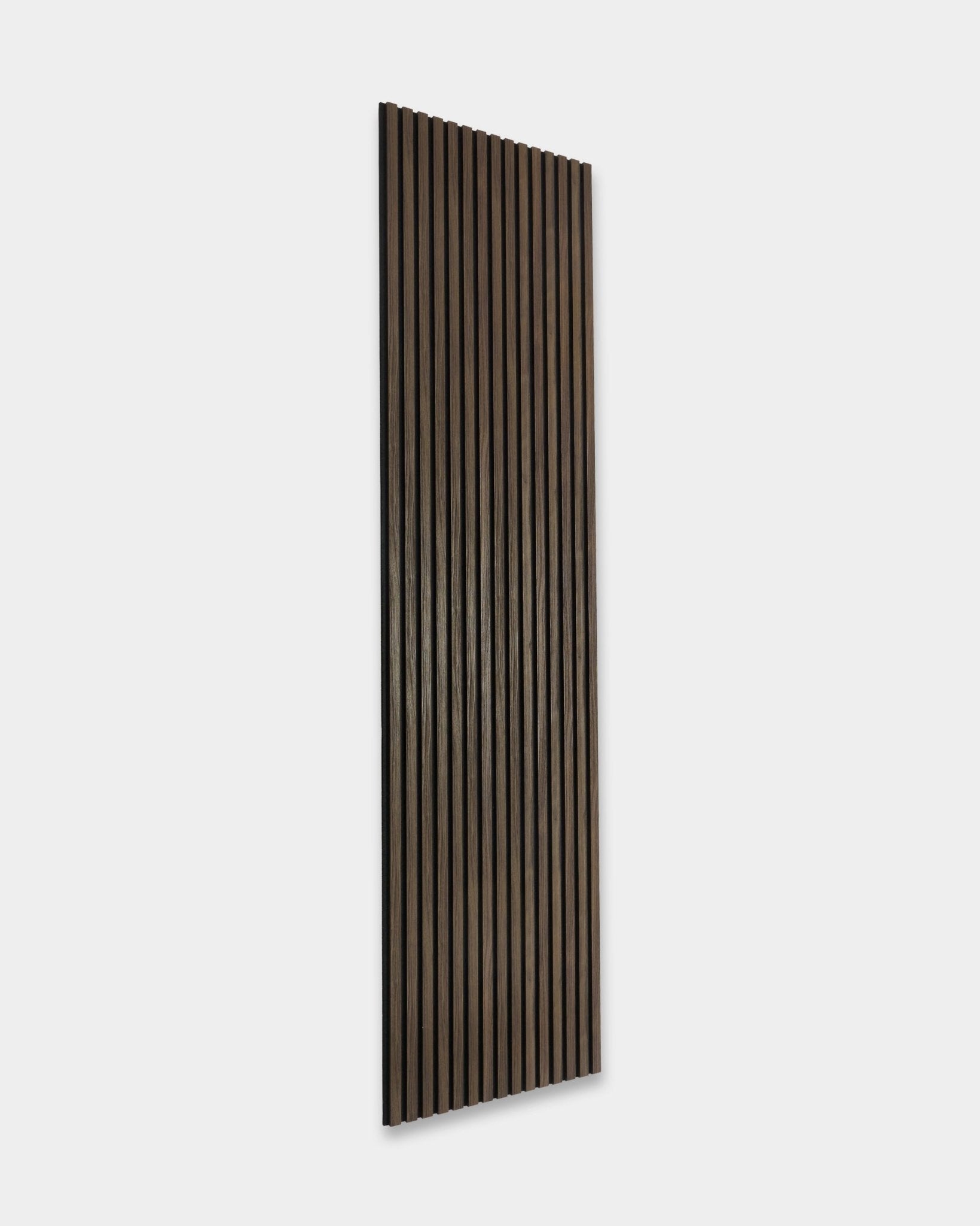 WoodUpp Essential Akupanel en Black Oak, panneau Panneau acoustique 240 x 60 cm avec lattes de bois vertical, conçu pour l’absorption acoustique et une esthétique nordique moderne.