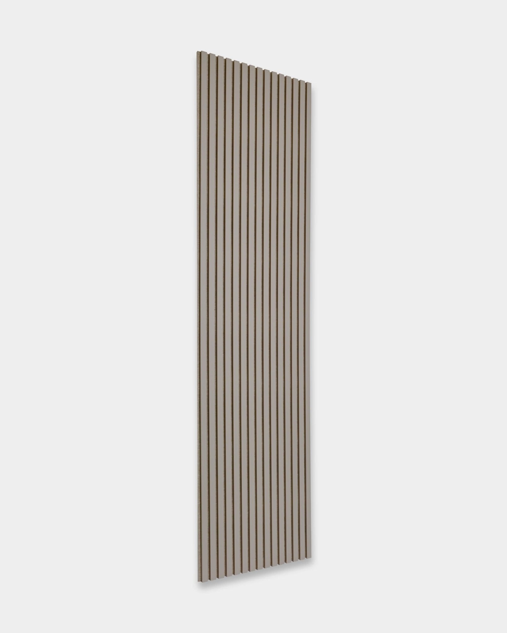 Panneau acoustique WoodUpp Akupanel, composé de hautes lattes verticales en bois dans un style nordique moderne, fixé sur un mur gris clair.
