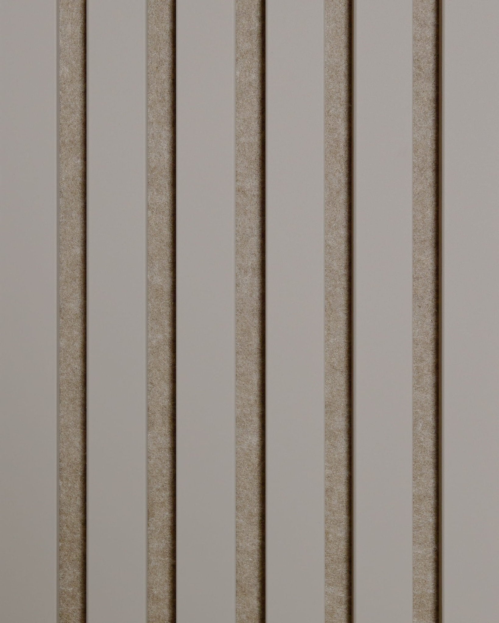 WoodUpp Akupanel-Muster in farbigem Holz, dunklem Kaschmir und dunklem Beige-Filz mit einem modernen geometrischen Design und strukturierten Akustik-Lamellenwänden.