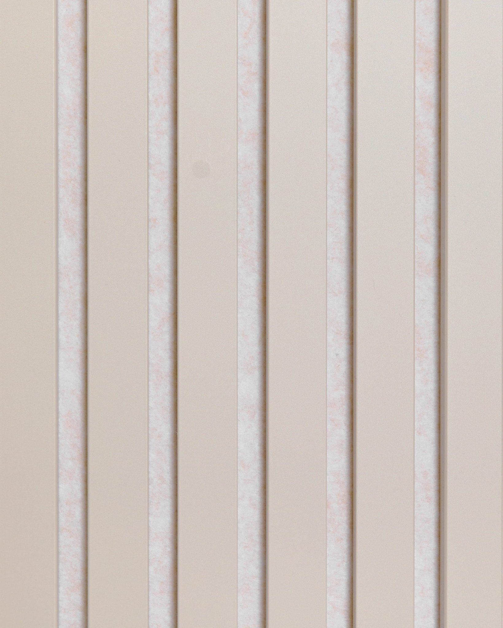 WoodUpp Akupanel aus weichem, hellbeigem Leinenfilz mit gleichmäßig verteilten schmalen Zwischenräumen – ein minimalistisches Akustikpaneel im nordischen Design.