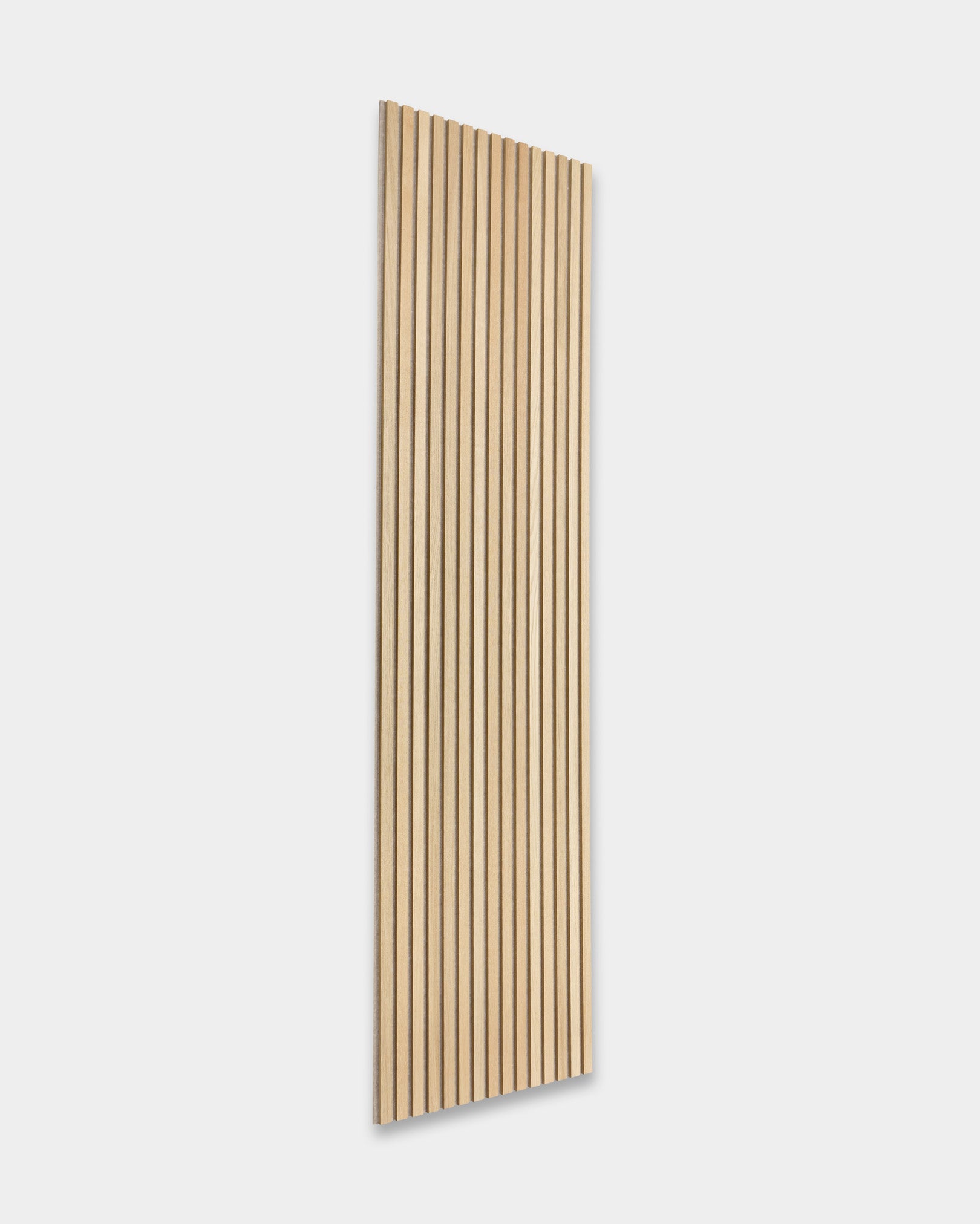 Panneaux acoustiques en bois WoodUpp Akupanel au design rectangulaire avec lattes vertical régulièrement espacées, présentés en biais sur un fond gris clair minimaliste.