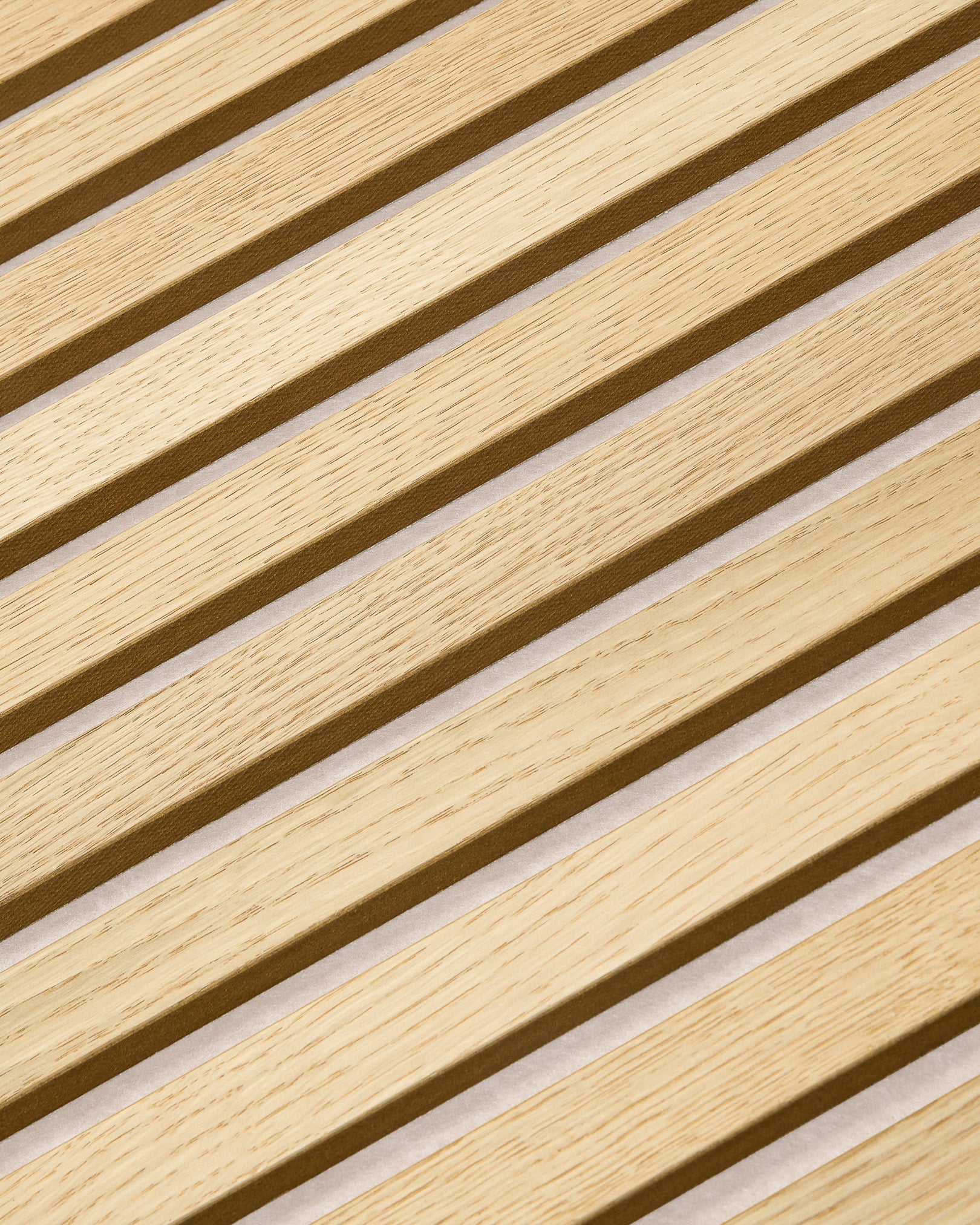 Gros plan sur un panneau WoodUpp Akupanel Panneau acoustique en Classic Oak avec feutre beige clair, 240 x 60 cm, avec texture en bois à lattes nordique et conception absorbante acoustique.