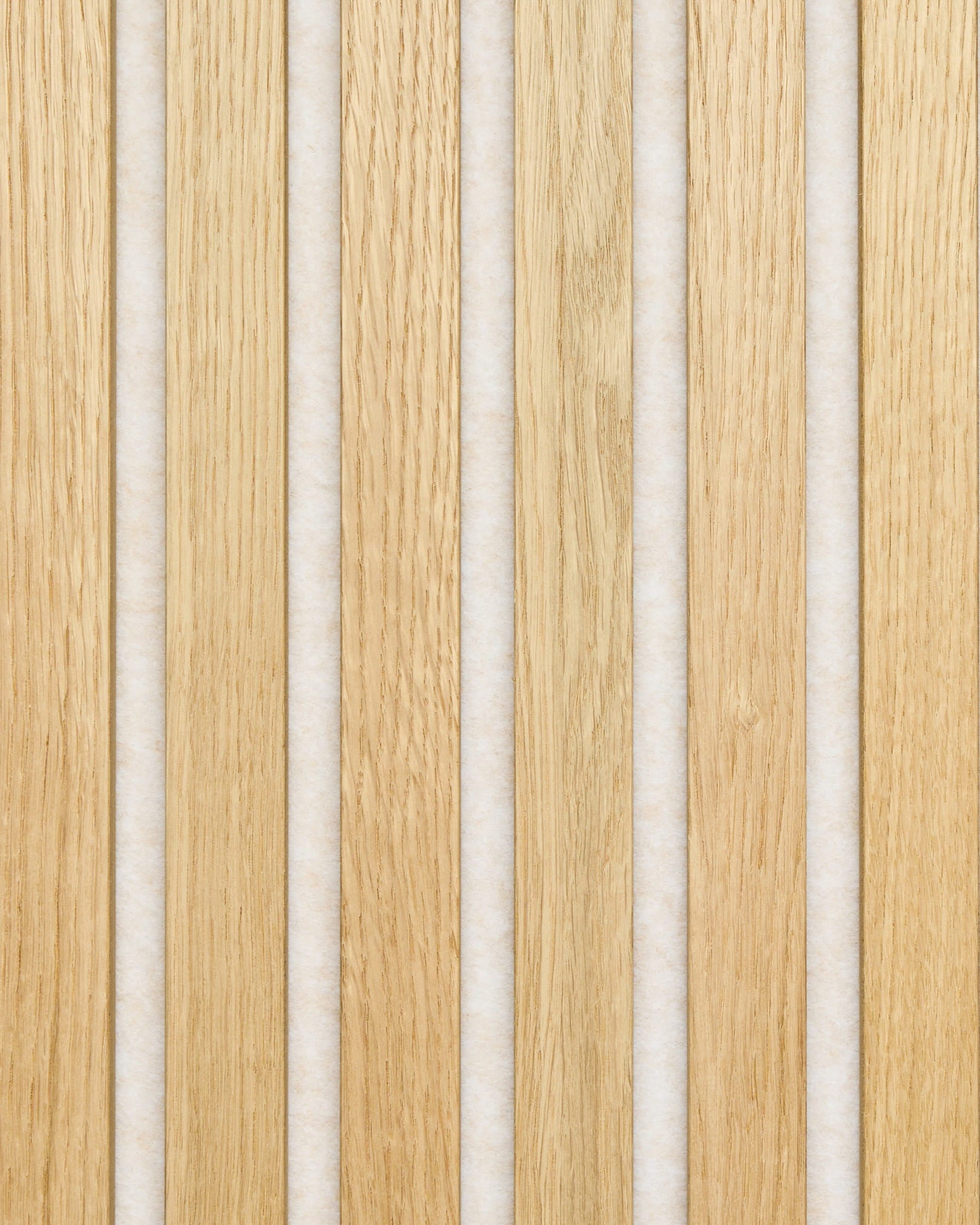 Akupanel Panneau acoustique de WoodUpp en Classic Oak avec feutre beige clair, avec des lattes en bois linéaires pour des finitions murales nordiques modernes et minimalistes.