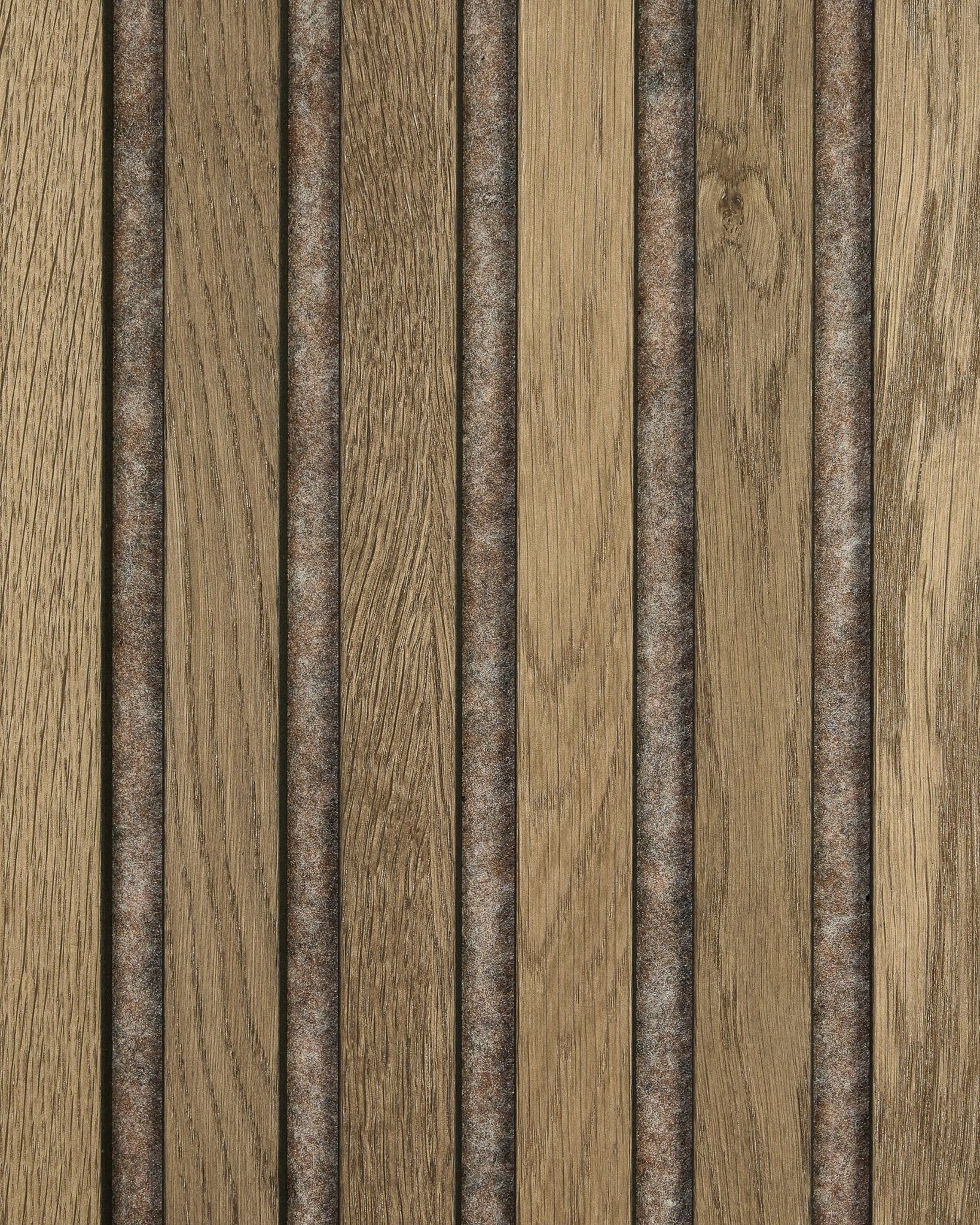 Échantillon WoodUpp Akupanel en Grey Oak, avec des panneaux acoustiques en bois vertical à veinage naturel, une finition texturée brown, et des bandes de feutre foncé entre les lattes.