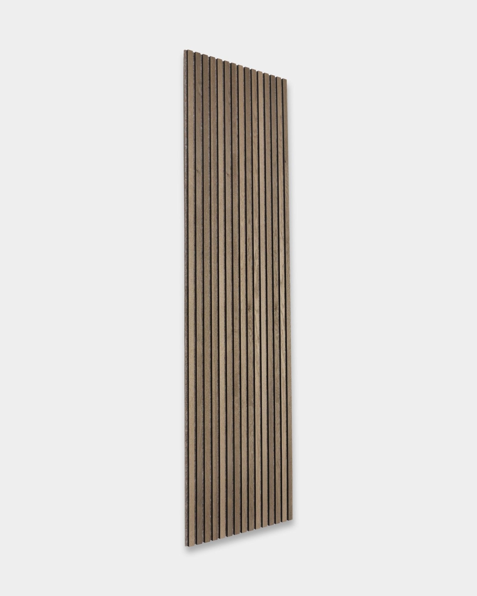 Le WoodUpp Tonal Akupanel en Grey Oak (240x60 cm) est un panneau Panneau acoustique nordique avec des lattes alternées foncées et claires en natural wood sur un support gris clair.