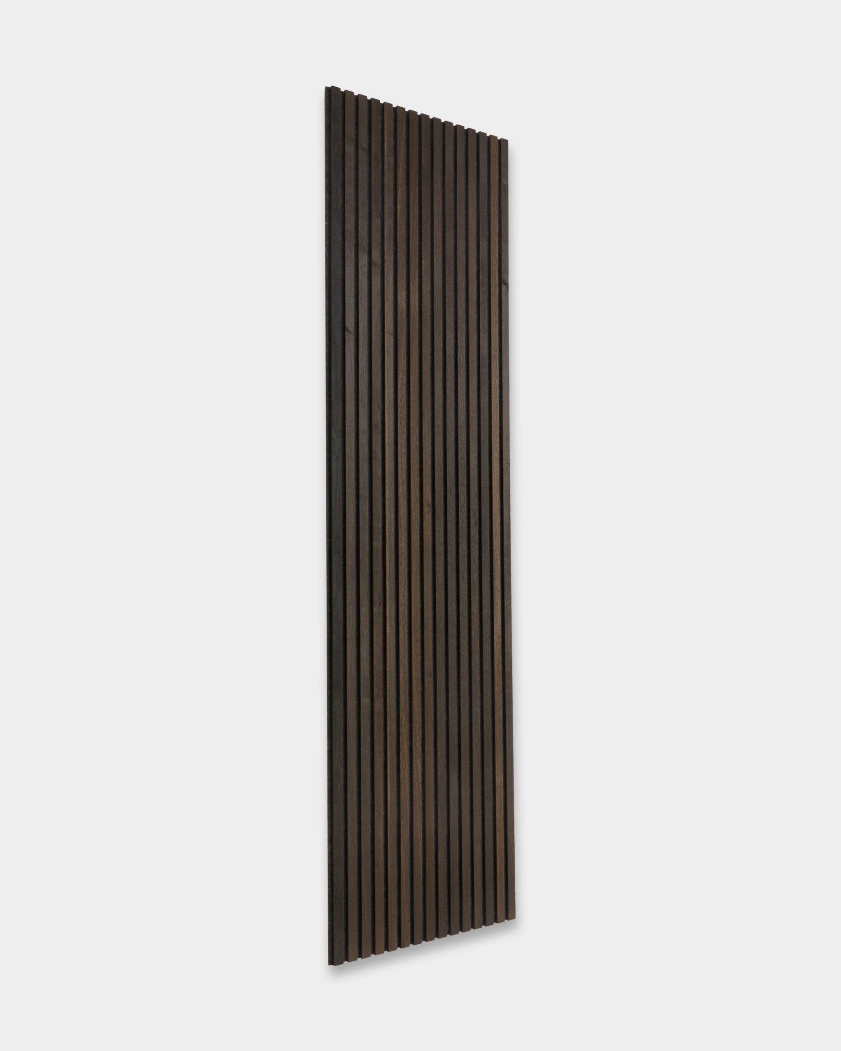 Panneau Akupanel Panneau acoustique Tonal de WoodUpp avec lattes verticales en smoked oak au design nordique, 240 x 60 cm, sur fond gris clair.