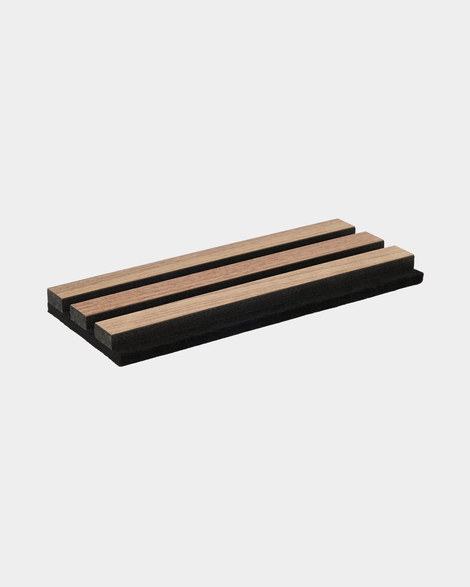 L’échantillon WoodUpp Original en noyer est un accessoire en bois minimaliste en forme de plateau, avec trois bandes lumineuses intégrées et des bords black, conçu pour être utilisé sur une table.