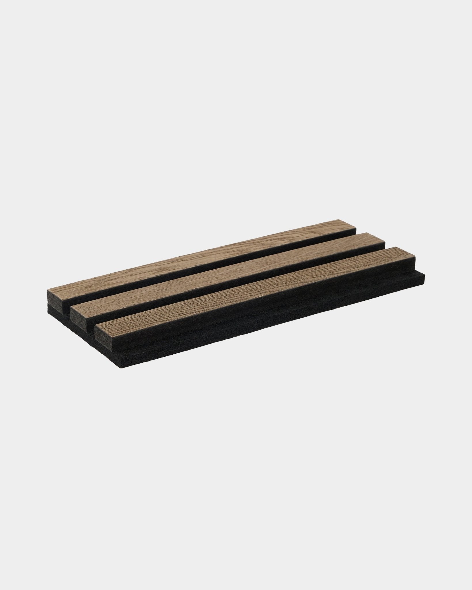 WoodUpp Rustic | Échantillon de plateau acoustique Grey Oak avec trois lattes parallèles, une finition natural wood et des côtés black, dans un esprit nordique.