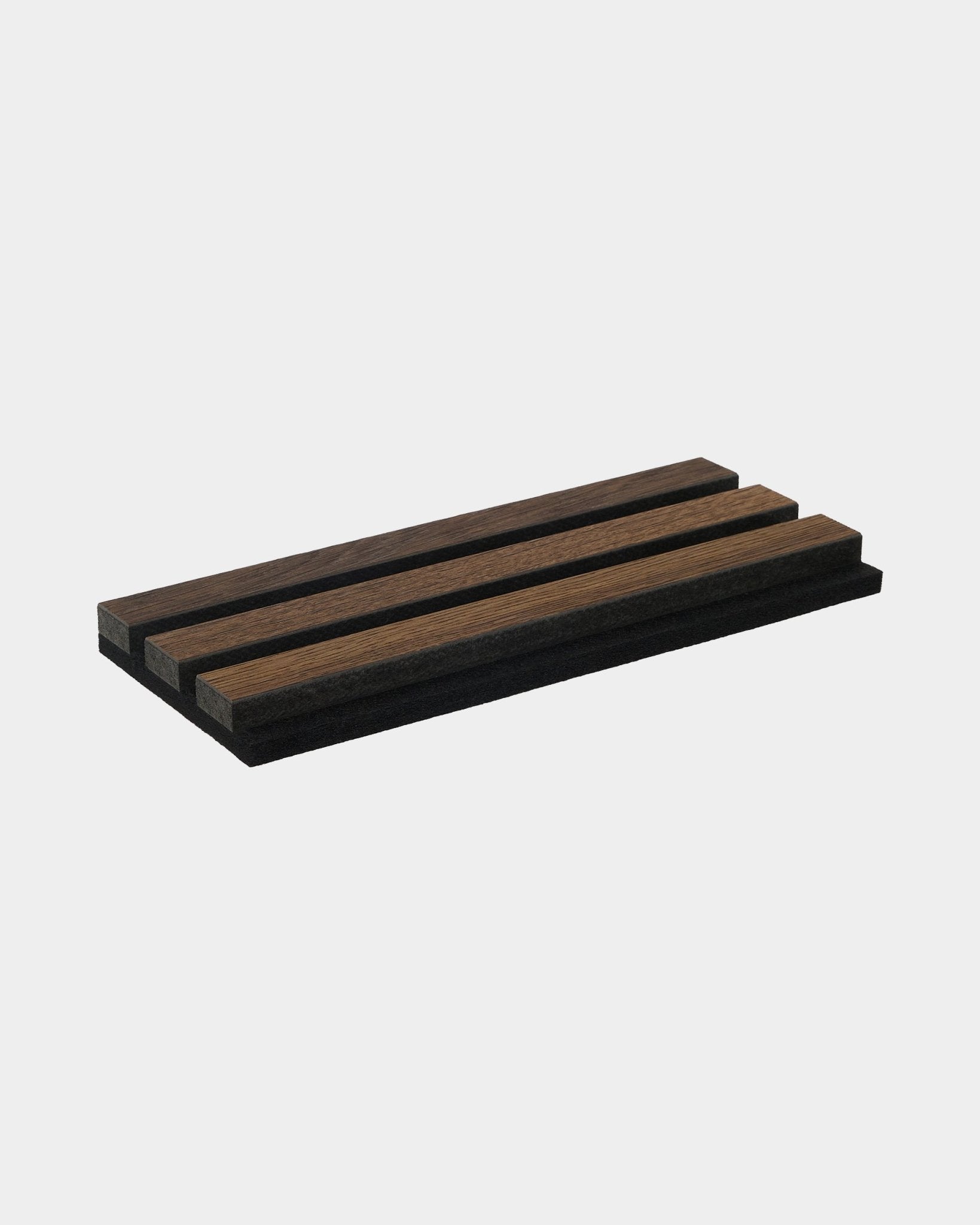 Plateau d’échantillons WoodUpp Rustic en Smoked Oak, avec des lattes de bois brown foncé et moyen en alternance, conçu comme accessoire ou élément de présentation.