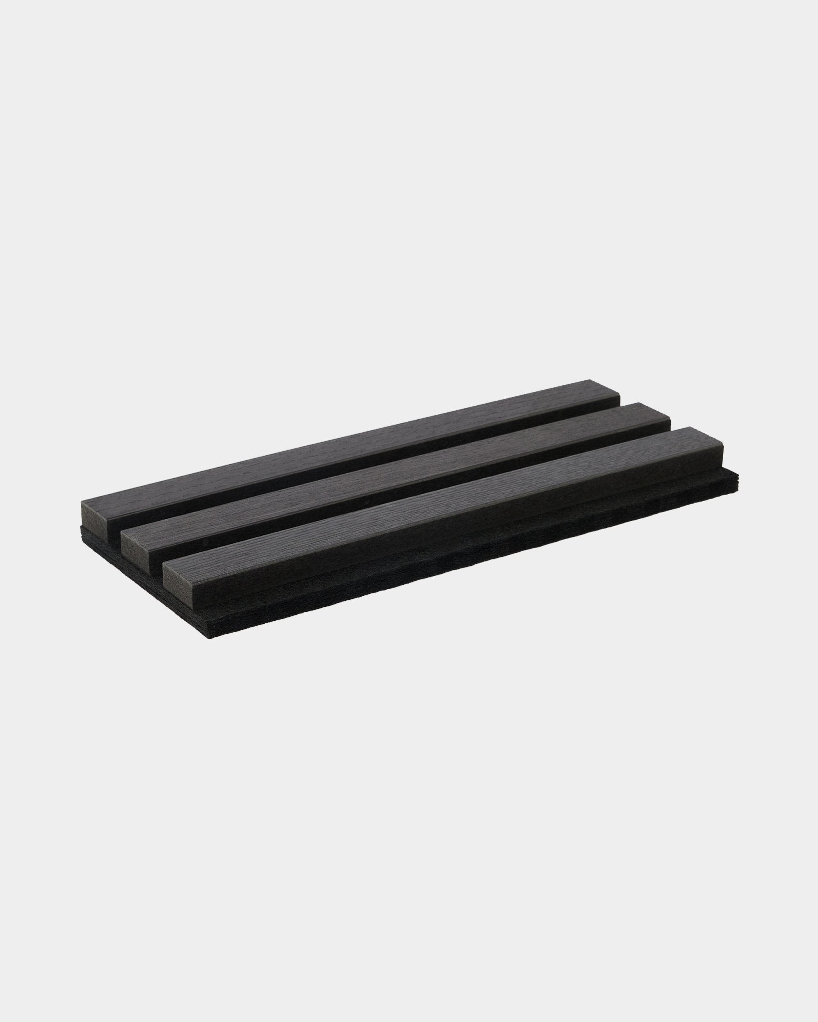 Échantillon WoodUpp Tonal en frêne Black, avec un vide-poches accessoire black doté de trois rainures inclinées, présenté sur un fond blanc uni.