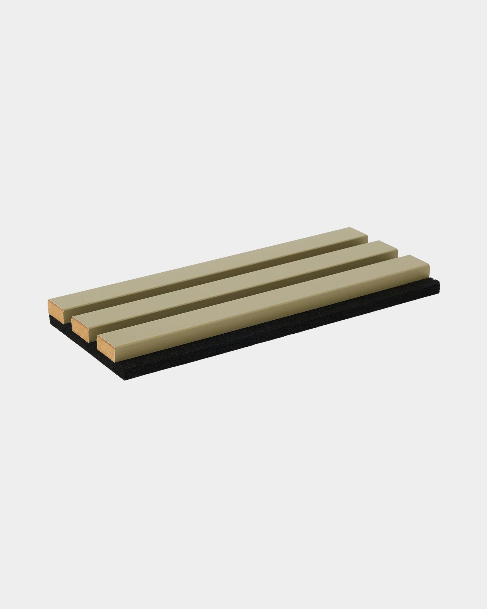 Échantillon WoodUpp Akupanel Hue en Moss : Panneau acoustique rectangulaire avec trois lattes en bois beige sur un support en feutre black, conçu pour l’absorption acoustique.