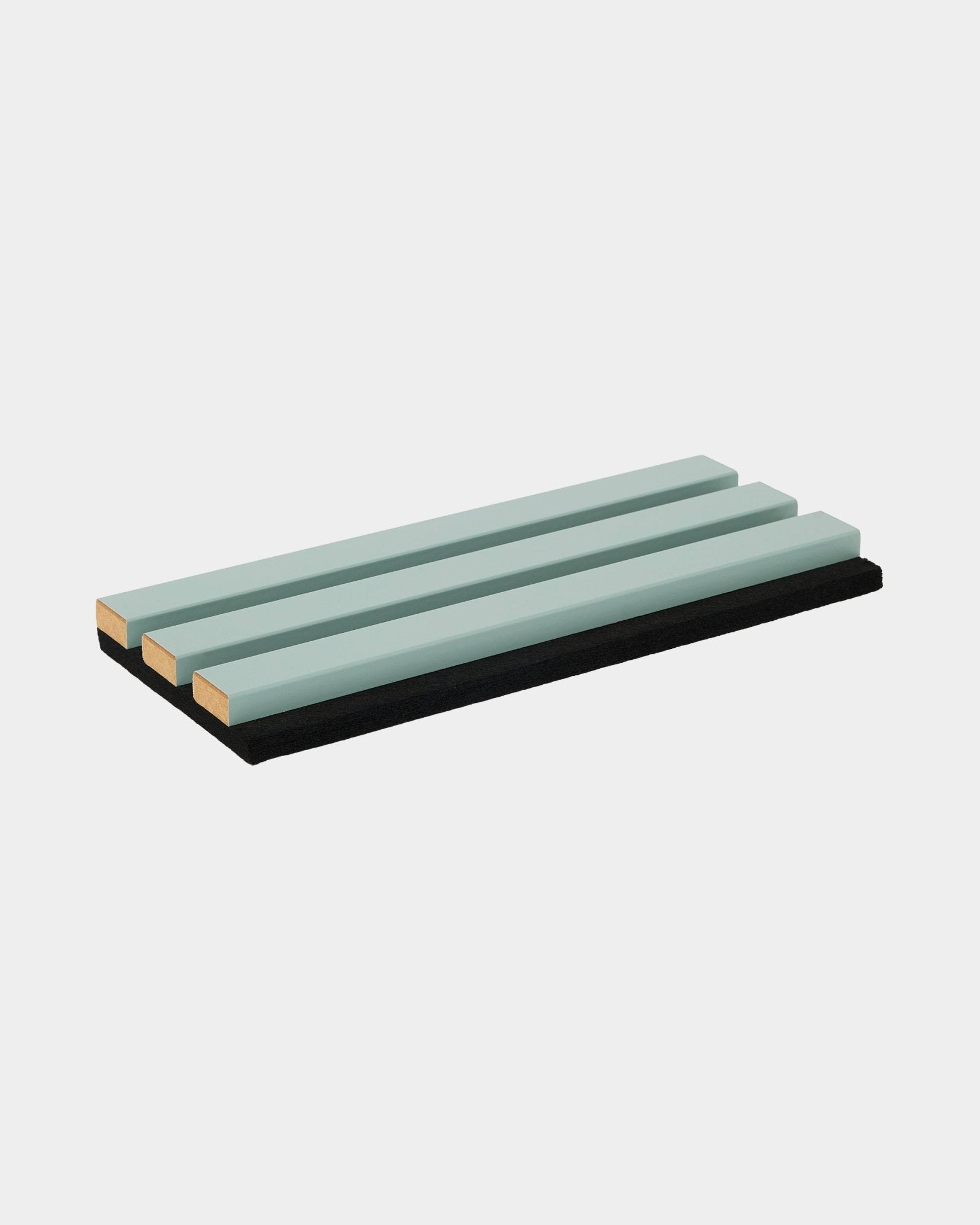 Échantillon rectangulaire WoodUpp Hue avec des lattes acoustiques en bois vert clair sur une surface en feutre black, conçu pour les collections nordiques Akupanel.