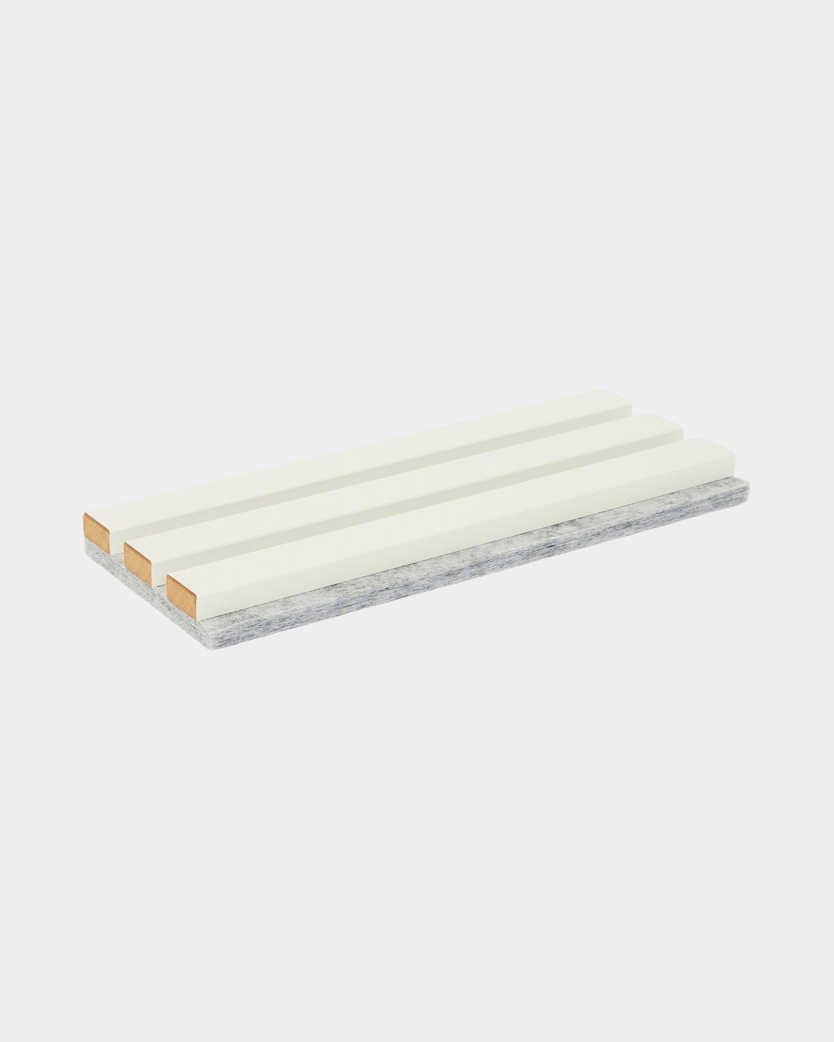 L’échantillon de teinte / Snow de WoodUpp est une éponge de nettoyage rectangulaire avec trois bandes blanches et une couche grise résistante à récurer, utilisée pour l’entretien des Panneau acoustique.