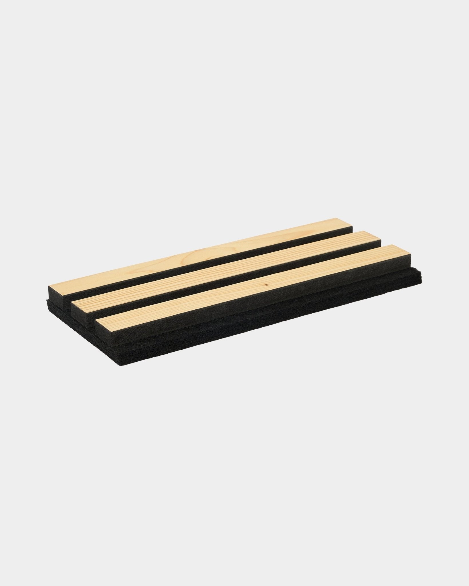 Échantillon WoodUpp Akupanel : Panneau acoustique rectangulaire avec trois lattes en chêne clair sur une base en feutre black, présenté sur fond blanc.