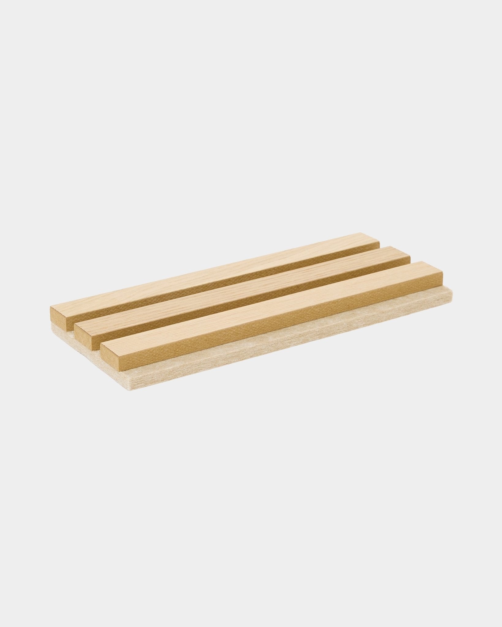 Échantillon WoodUpp Tonal en chêne classique avec support en feutre beige, un Panneau acoustique rectangulaire doté de trois bandes de bois en relief pour organiser ou exposer chez soi.