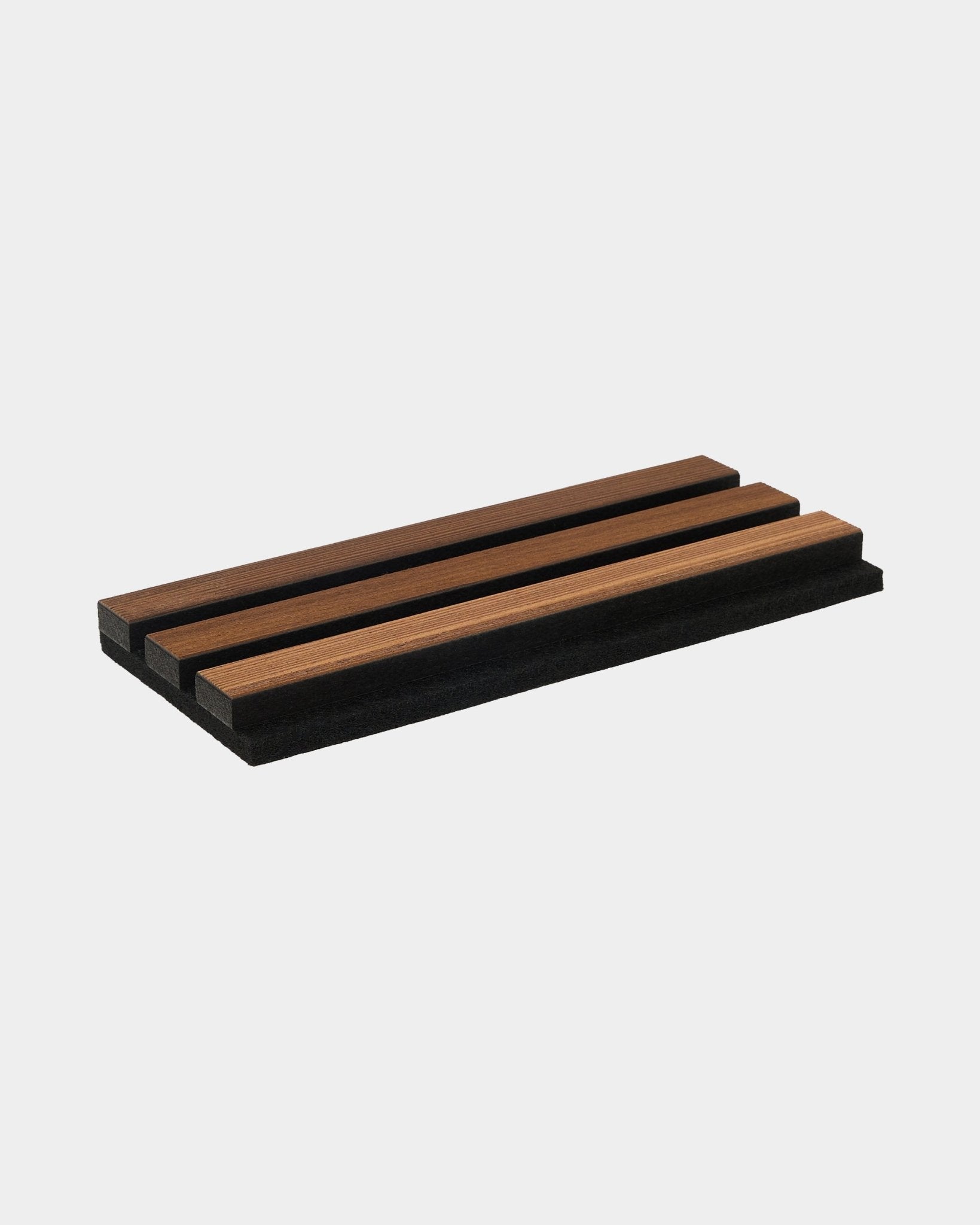Porte-couteaux WoodUpp Rustic Smoked Larch avec trois fentes pour couteaux sur une base black, conçu pour s’harmoniser avec les panneaux acoustiques en bois nordiques.