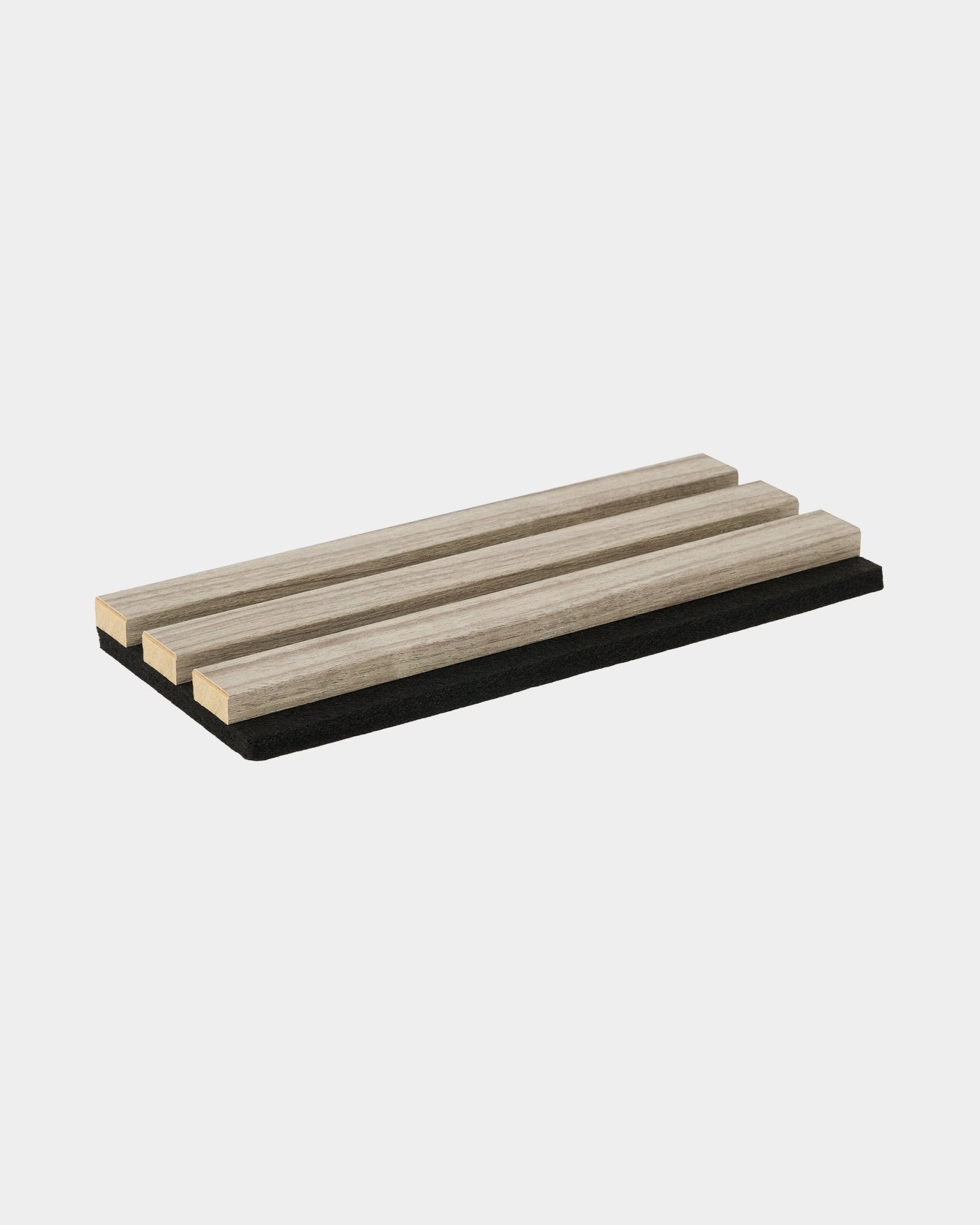 Échantillon de dessous-de-plat WoodUpp Essential Weathered Oak avec trois lattes en chêne sur une base black, conçu pour protéger les surfaces de cuisine et s’intégrer aux intérieurs nordiques.