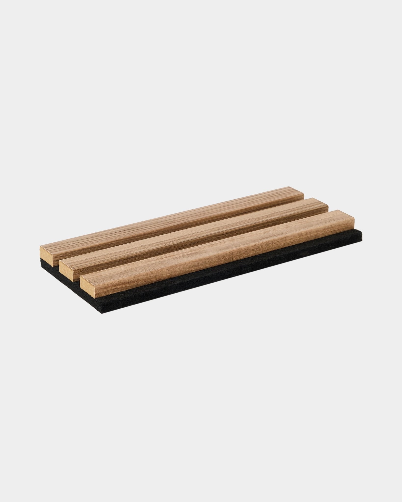Dessous de plat WoodUpp Essential en noyer anglais, composé de trois lattes en bois parallèles sur une base black ; un accessoire minimaliste pour les cuisines modernes d’inspiration nordique.