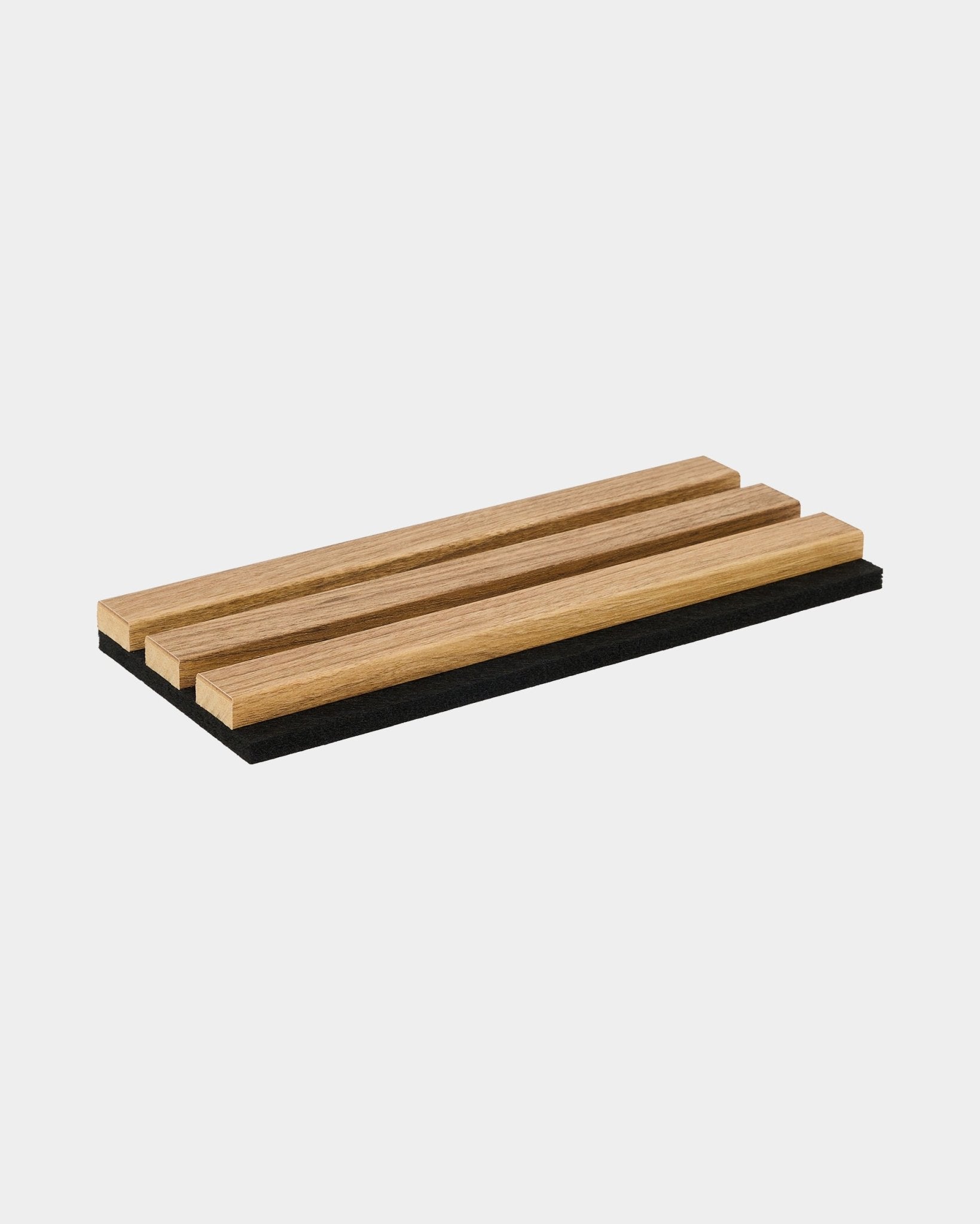 Plateau d’échantillons WoodUpp Essential English Oak avec trois lattes en bois posées sur une base black, illustrant le style nordique et la finition du matériau pour les panneaux acoustiques.