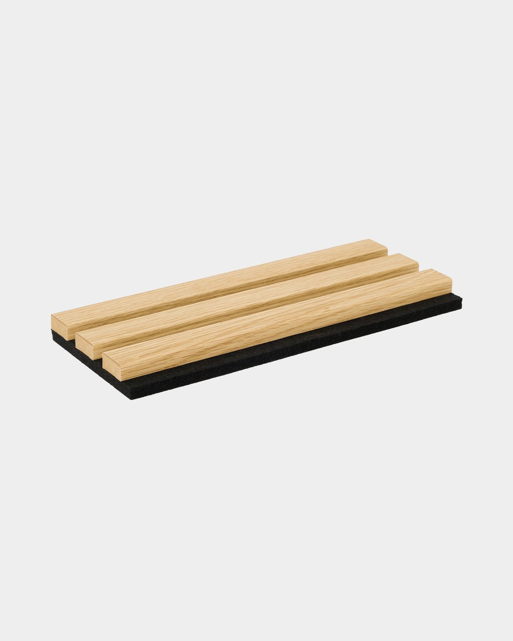 Échantillon WoodUpp Akupanel en chêne Southern Oak, avec trois lattes en bois clair sur une base acoustique black, au design nordique minimaliste.