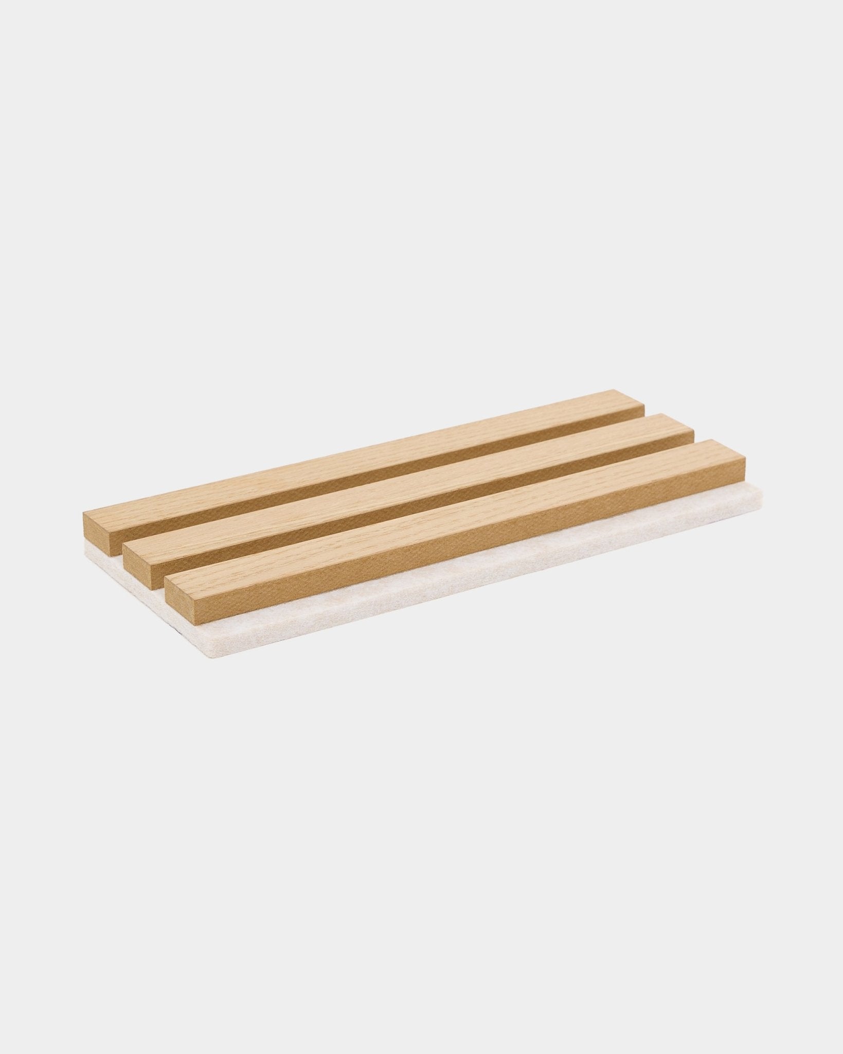 Porte-savon rectangulaire en bois avec trois lattes, conçu pour s’accorder avec les échantillons WoodUpp Akupanel en Natural Wood ou Classic Oak avec feutre beige clair.