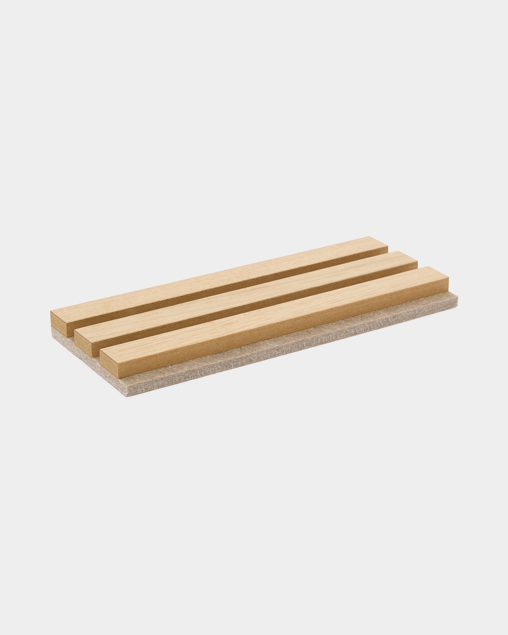Échantillons de couleur WoodUpp : porte-savon rectangulaire en bois avec trois lattes en bois surélevées sur une base claire, conçu pour garder le savon sec.