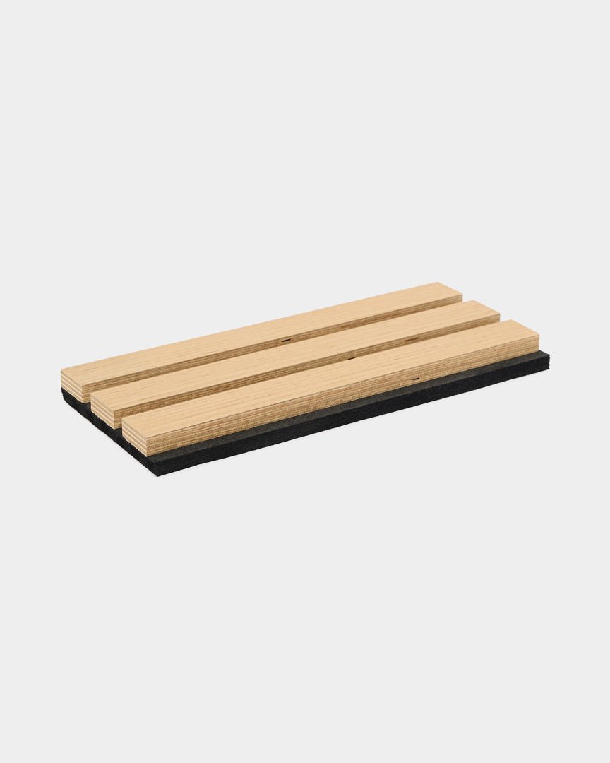 Trois panneaux acoustiques parallèles WoodUpp Akupanel en Natural Oak, classés au feu B,s1-d0, montés sur une base black, présentés sur un fond blanc.
