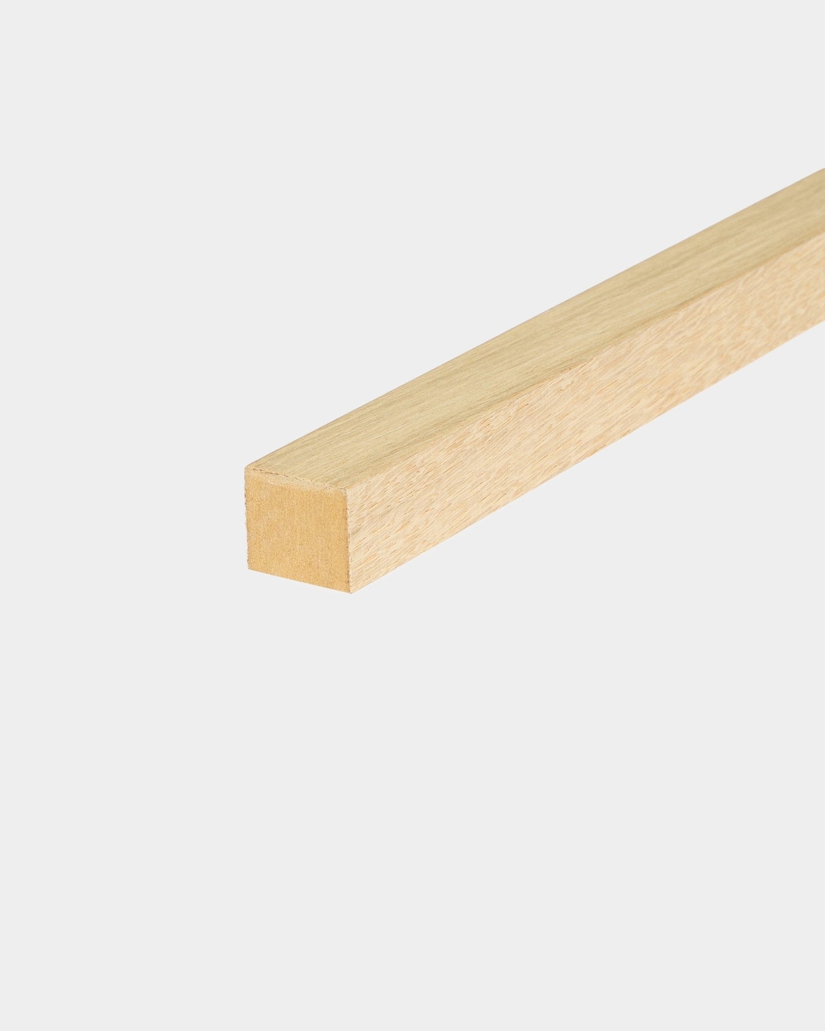 Lamelle d’extrémité WoodUpp en chêne classique, épaisseur 2,2 cm, conçue pour l’installation sur Akupanel Panneau acoustique ou sur des cadres en MDF, présentée sur un fond blanc uni.