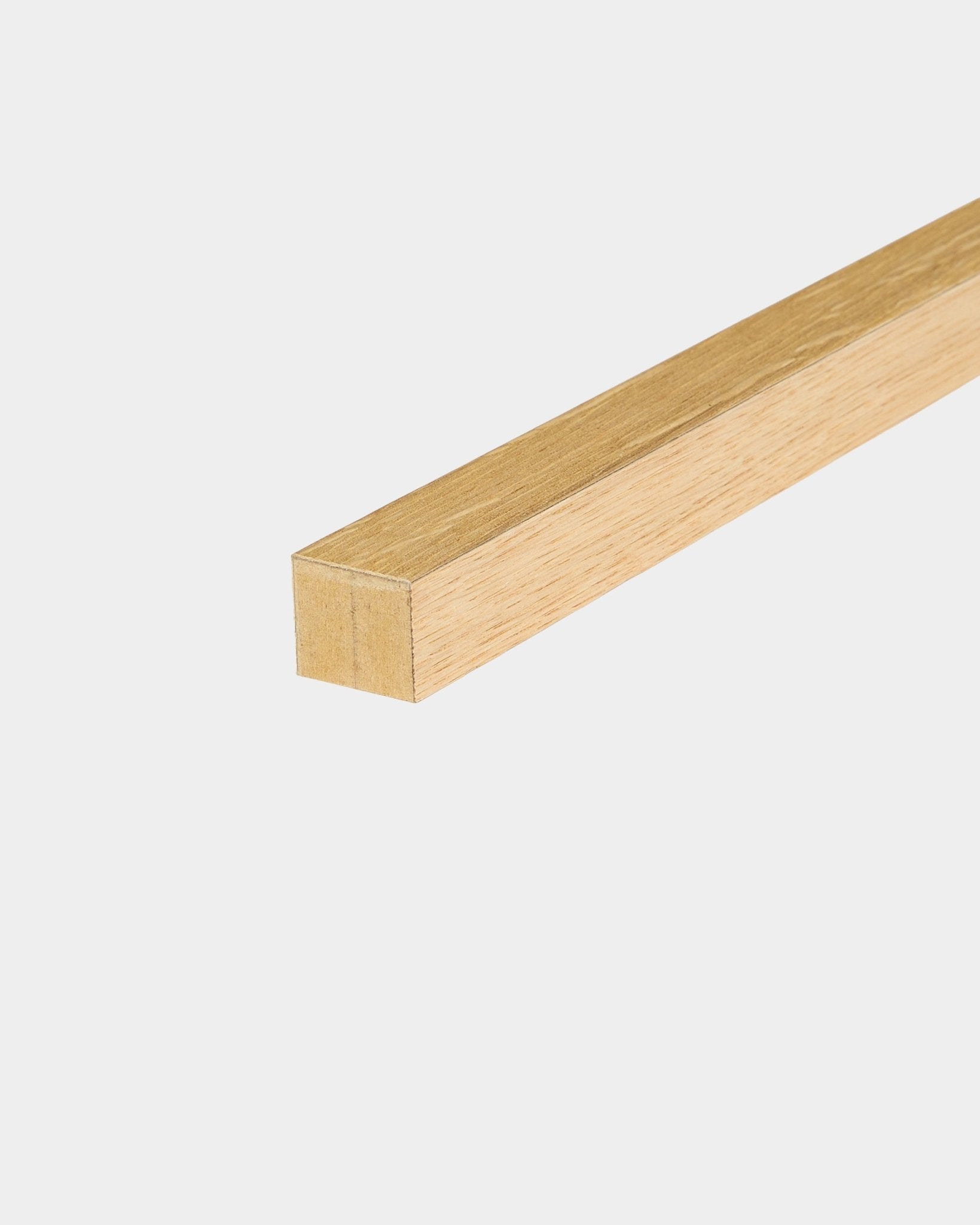 Lamelle d’extrémité WoodUpp en chêne rustique natural oak, 2,2 cm, conçue pour une installation sur Akupanel Panneau acoustique ou cadre en MDF, présentée sur un fond blanc uni.