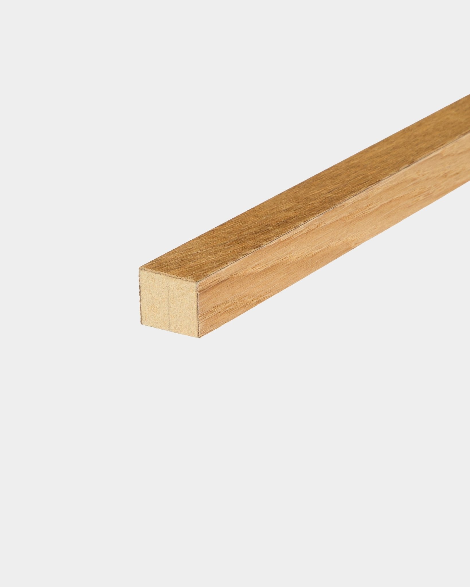 Lamelle d’extrémité WoodUpp en chêne Rustic Brown (2,2 cm), utilisée comme finition pour les panneaux acoustiques Akupanel ou pour construire un cadre en MDF lors de l’installation des panneaux.