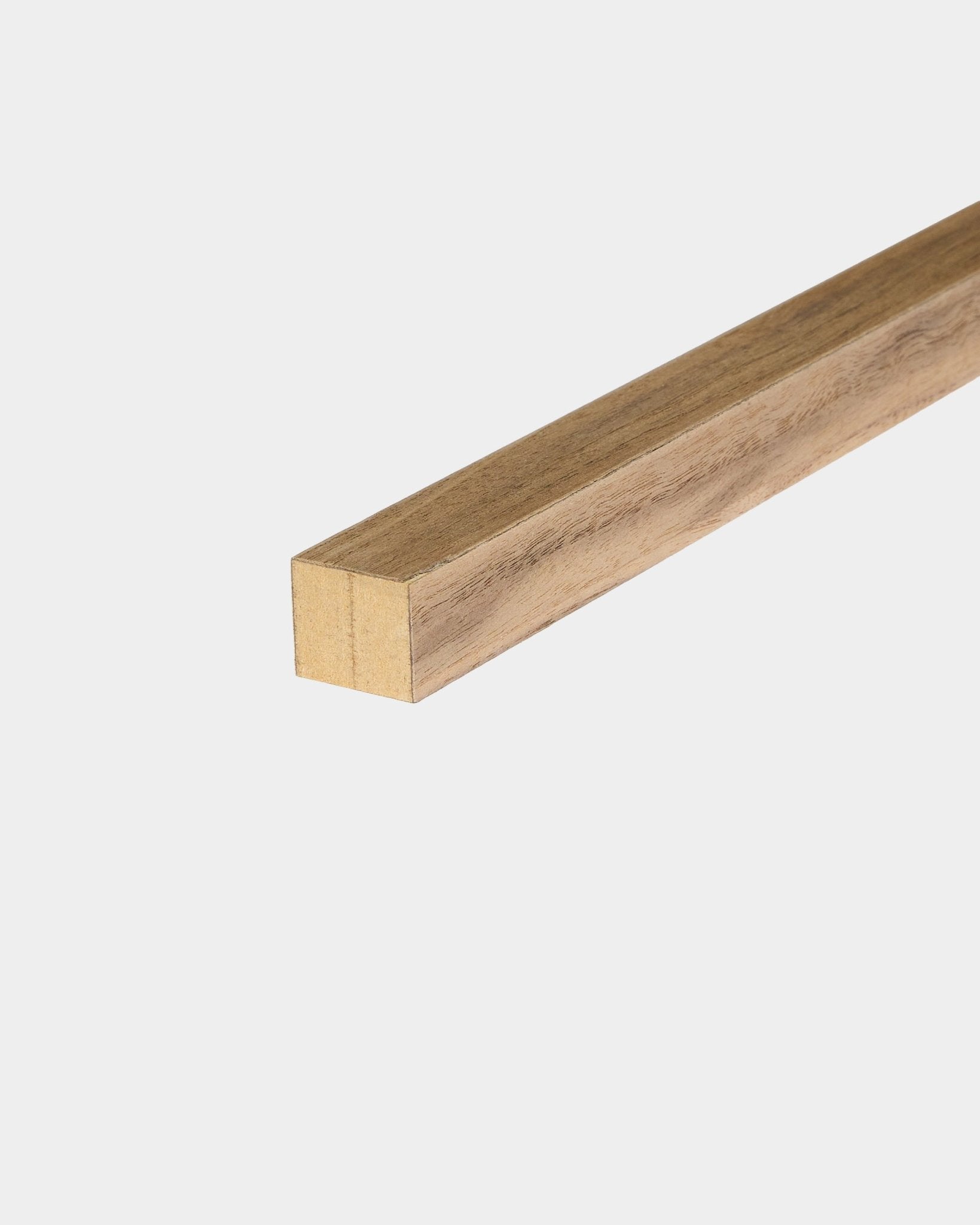 Lamelle d’extrémité WoodUpp en noyer, diamètre 2,2 cm, tige en bois à finition lisse à utiliser avec des murs en Panneau acoustique ou des installations sur cadre en MDF.