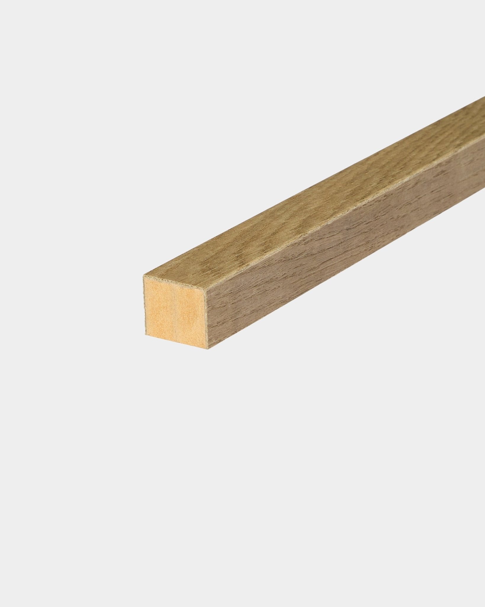 Lame de finition WoodUpp en Rustic Grey Oak, largeur 2,2 cm, inclinée sur fond blanc ; conçue comme accessoire pour les installations de Akupanel Panneau acoustique ou de panneaux MDF.