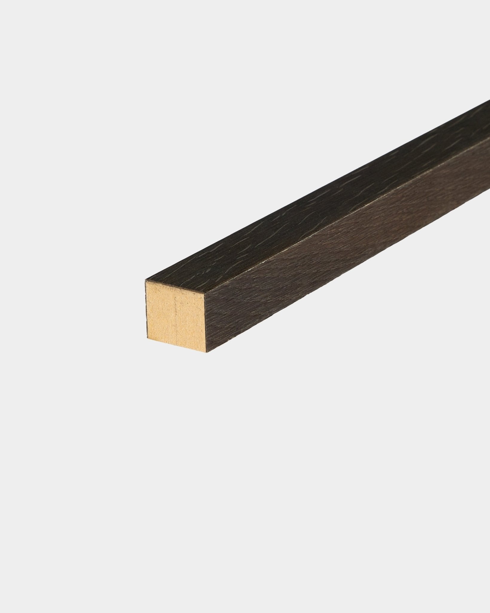 Lamelle d’extrémité WoodUpp en chêne rustique Smoked Oak, épaisseur 2,2 cm, conçue pour l’installation de Akupanel Panneau acoustique ou pour encadrer des murs en panneaux MDF.