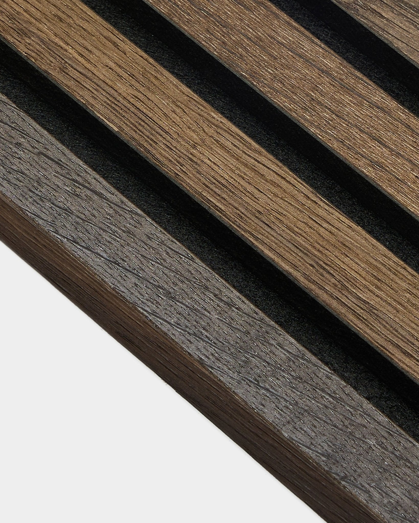 Gros plan sur la lamelle d’extrémité WoodUpp en chêne rustique smoked oak de 2,2 cm, mettant en valeur la texture du grain, idéale pour l’installation de Akupanel Panneau acoustique.
