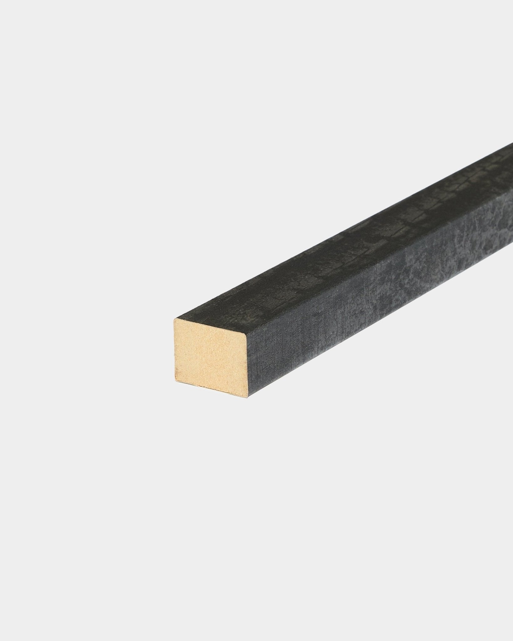 Lamelle de finition WoodUpp Akupanel en finition charbon, 2,2 cm d’épaisseur, conçue pour être utilisée avec des panneaux acoustiques en bois ou des projets muraux, présentée sur fond blanc.