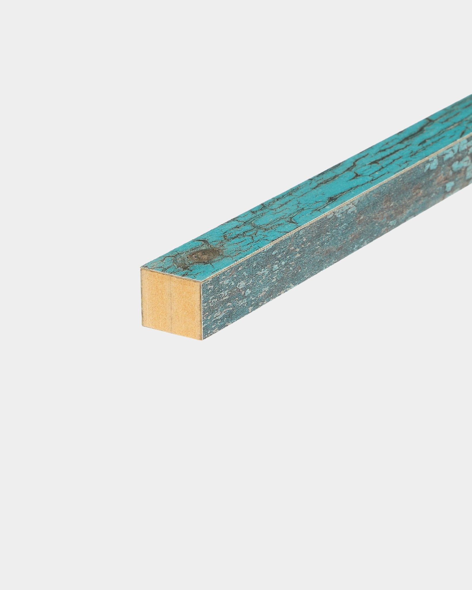 Lamelle d’extrémité WoodUpp Akupanel en bleu oxyde, 2,2 cm, conçue pour mettre en valeur des panneaux acoustiques ou des cadres en MDF avec une finition bois apparente.