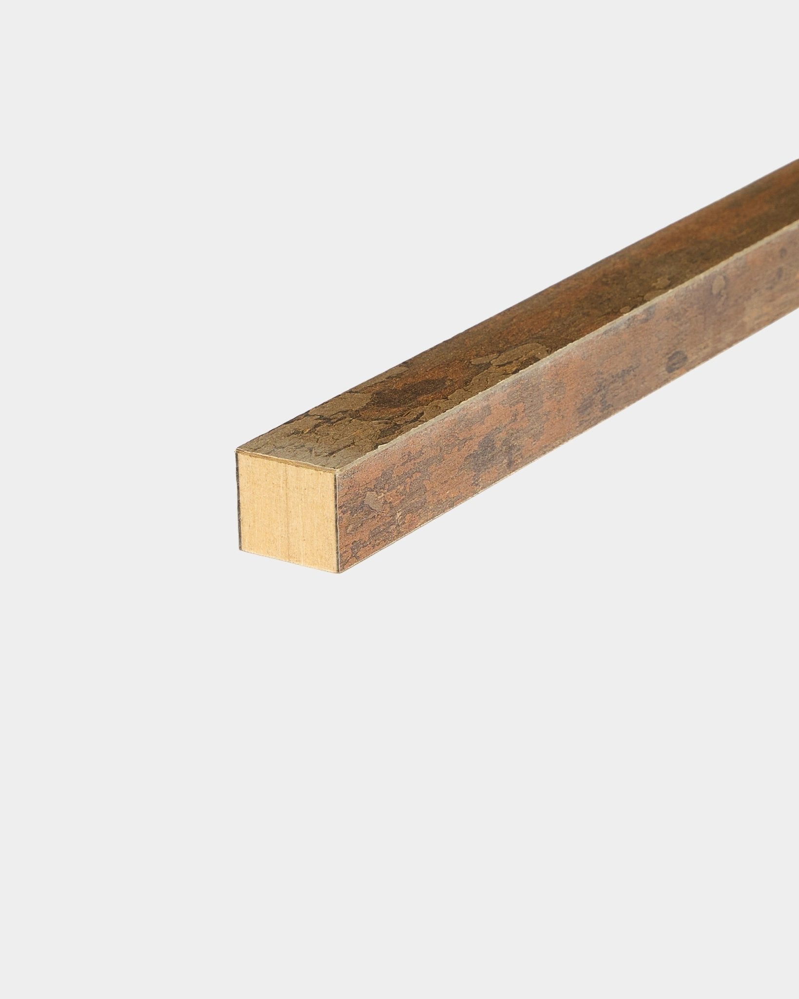 Lamelle d’extrémité WoodUpp en finition Oxide Copper, 2,2 cm, conçue pour les installations de Akupanel Panneau acoustique, présentée sur un fond blanc uni.