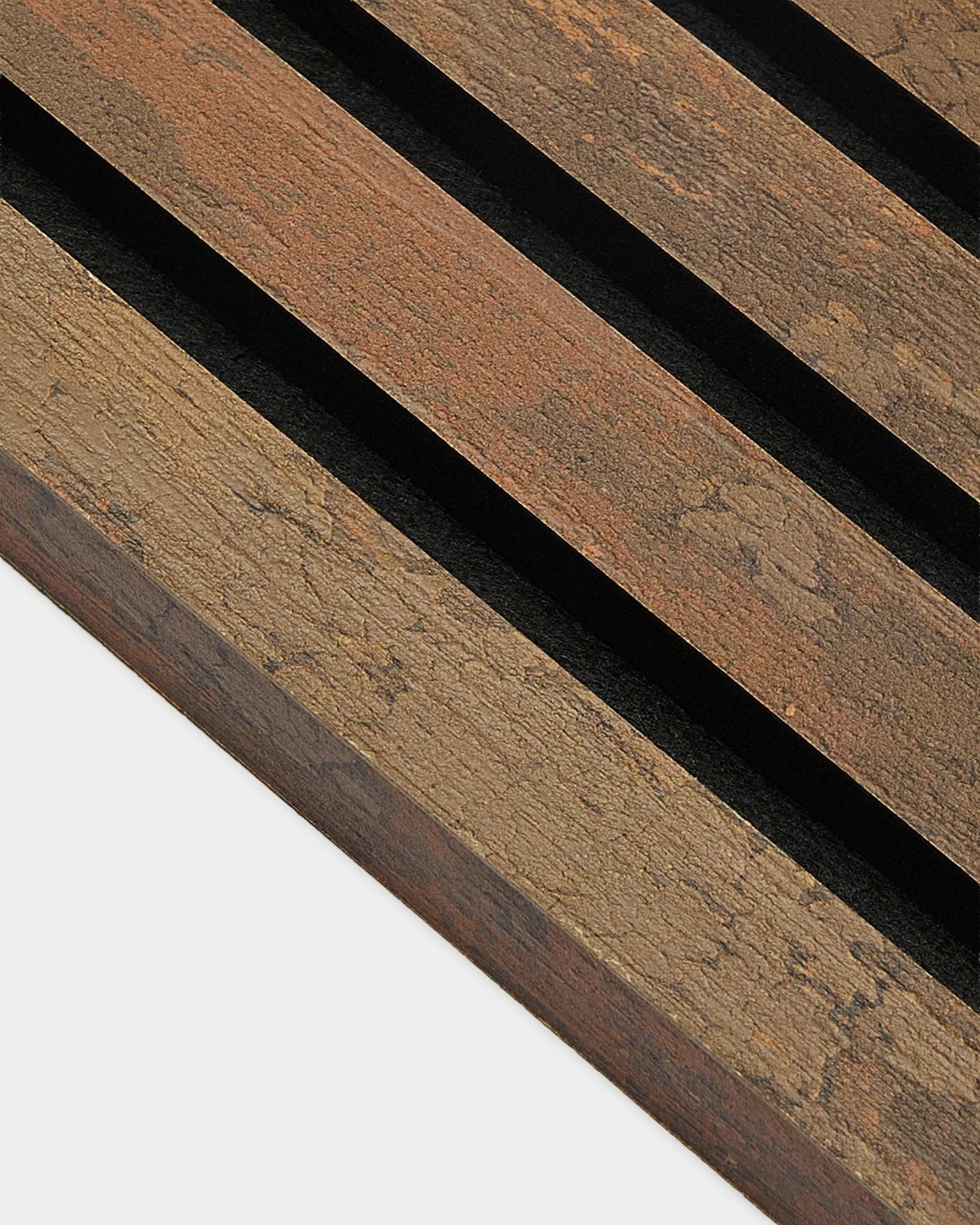 Gros plan sur la lamelle d’extrémité WoodUpp en Oxide Copper, 2,2 cm — des lattes de bois acoustiques texturées avec des espaces black, conçues pour une installation murale Akupanel.
