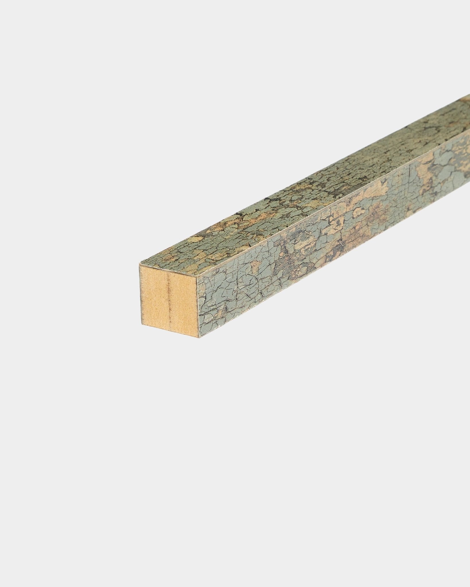 Lamelle d’extrémité WoodUpp en Oxide Grey, 2,2 cm : tige carrée encadrée de MDF à la surface fissurée aux tons verdâtres, conçue comme pièce de finition pour les panneaux acoustiques Akupanel.