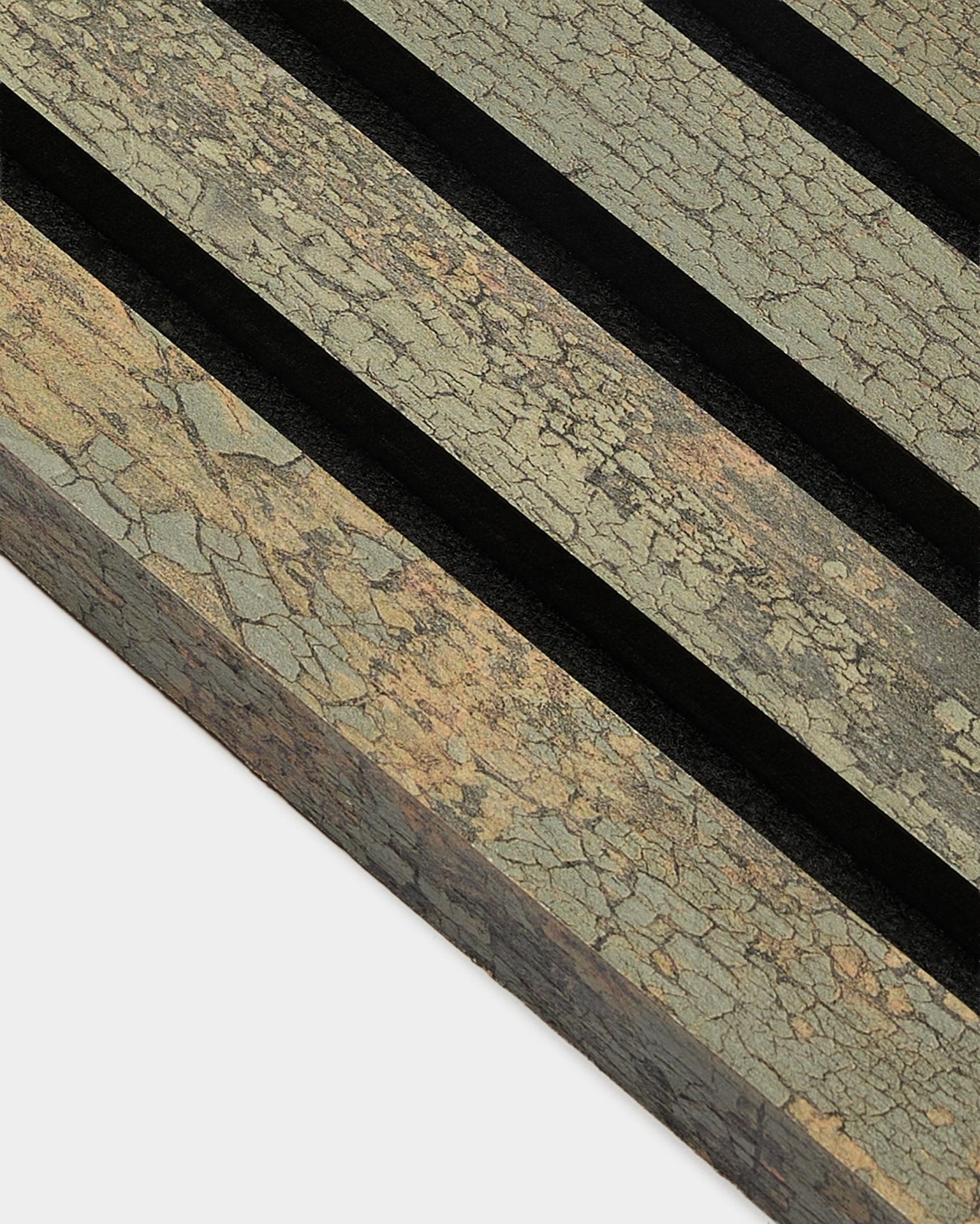 Gros plan sur la lamelle d’extrémité WoodUpp Akupanel en Oxide Grey, 2,2 cm, montrant un Panneau acoustique texturé avec des rainures black sur une surface aux tons terreux.