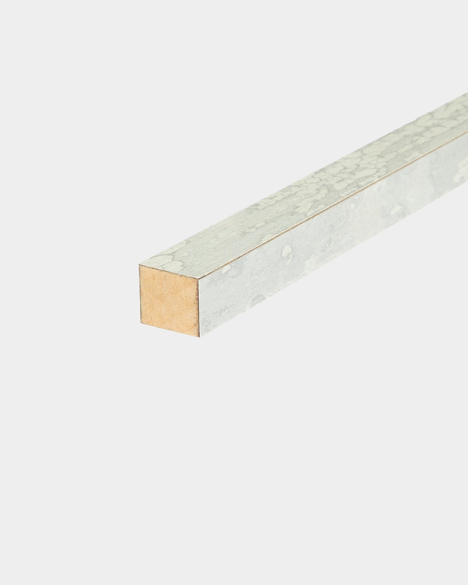 Gros plan sur la lamelle de finition WoodUpp en Oxide White, 2,2 cm, montrant un revêtement texturé sur trois côtés pour une installation sur cadre MDF avec les systèmes Panneau acoustique.